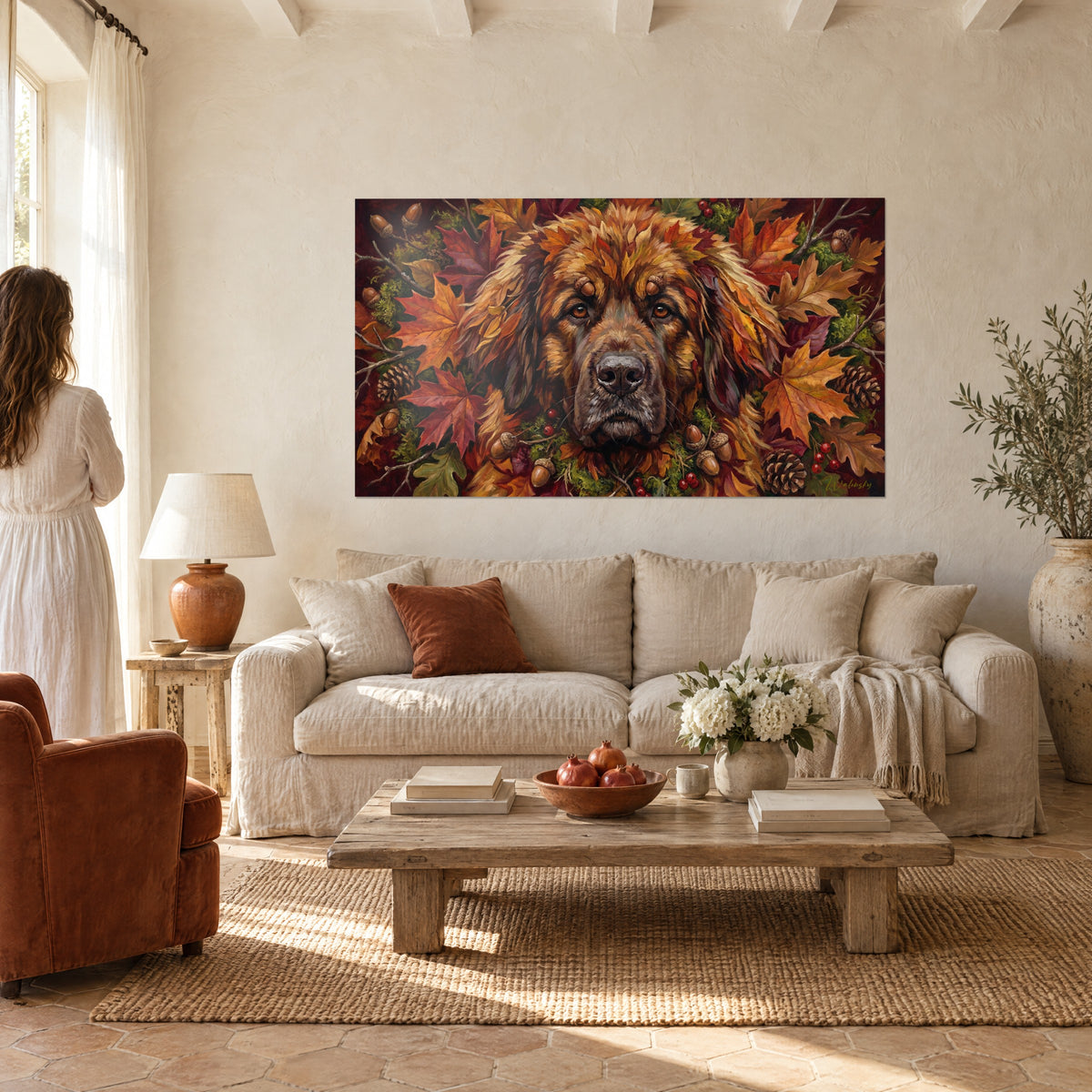 Πίνακας Leonberger με κεχριμπαρένια μάτια, πλαισιωμένος από κόκκινα φύλλα σφένδαμου, δύο άτομα από πίσω, πάνω από καναπέ σε φωτεινό σαλόνι