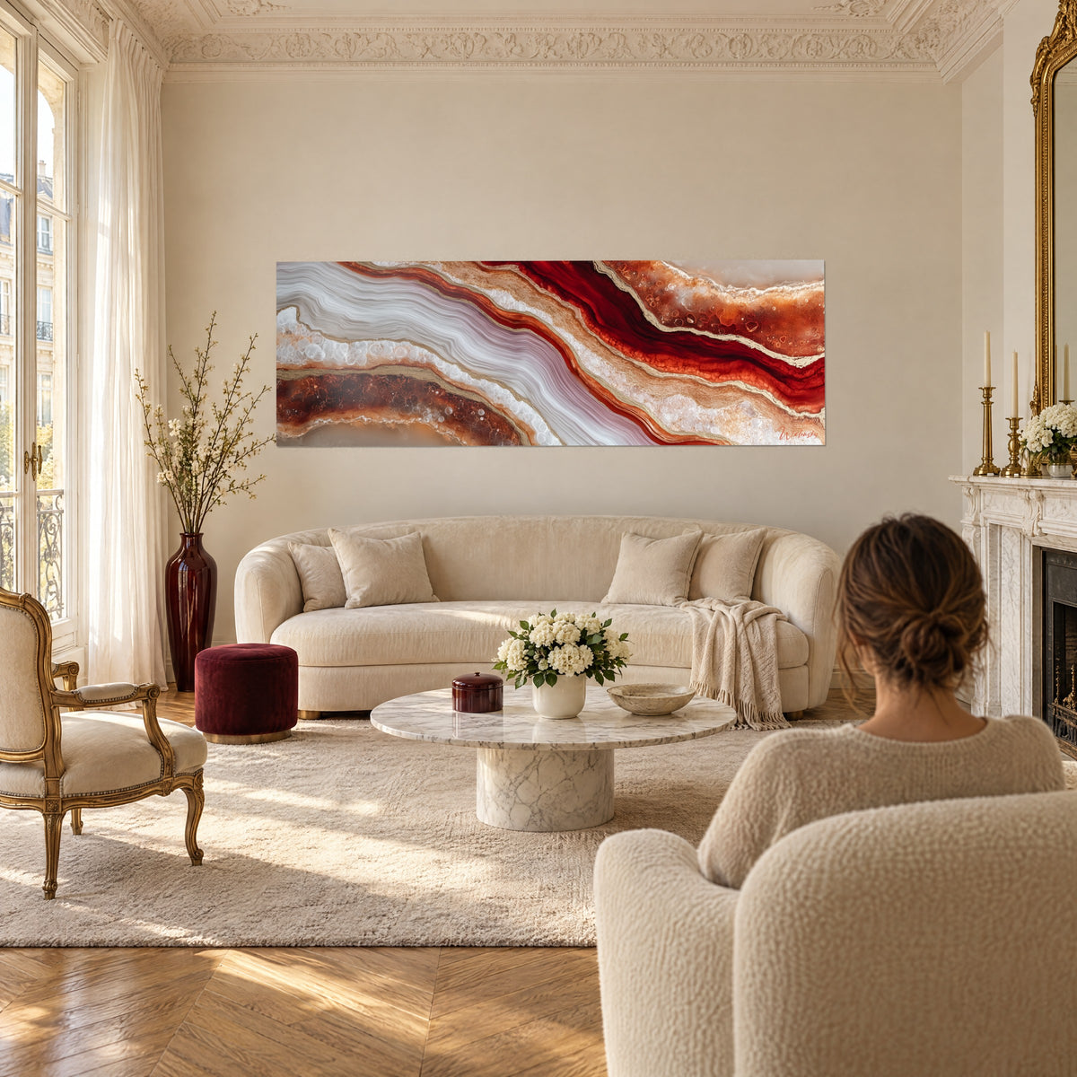 Schilderij panoramische agaat met bordeauxrode aderen en parelmoerwitte banden, gouden lijnen, boven een bank in een lichte woonkamer