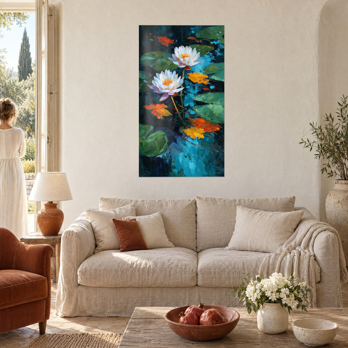 Quadro ninfee bianche con cuore arancione su acqua turchese, foglie autunnali ramate, sopra un divano in un soggiorno luminoso
