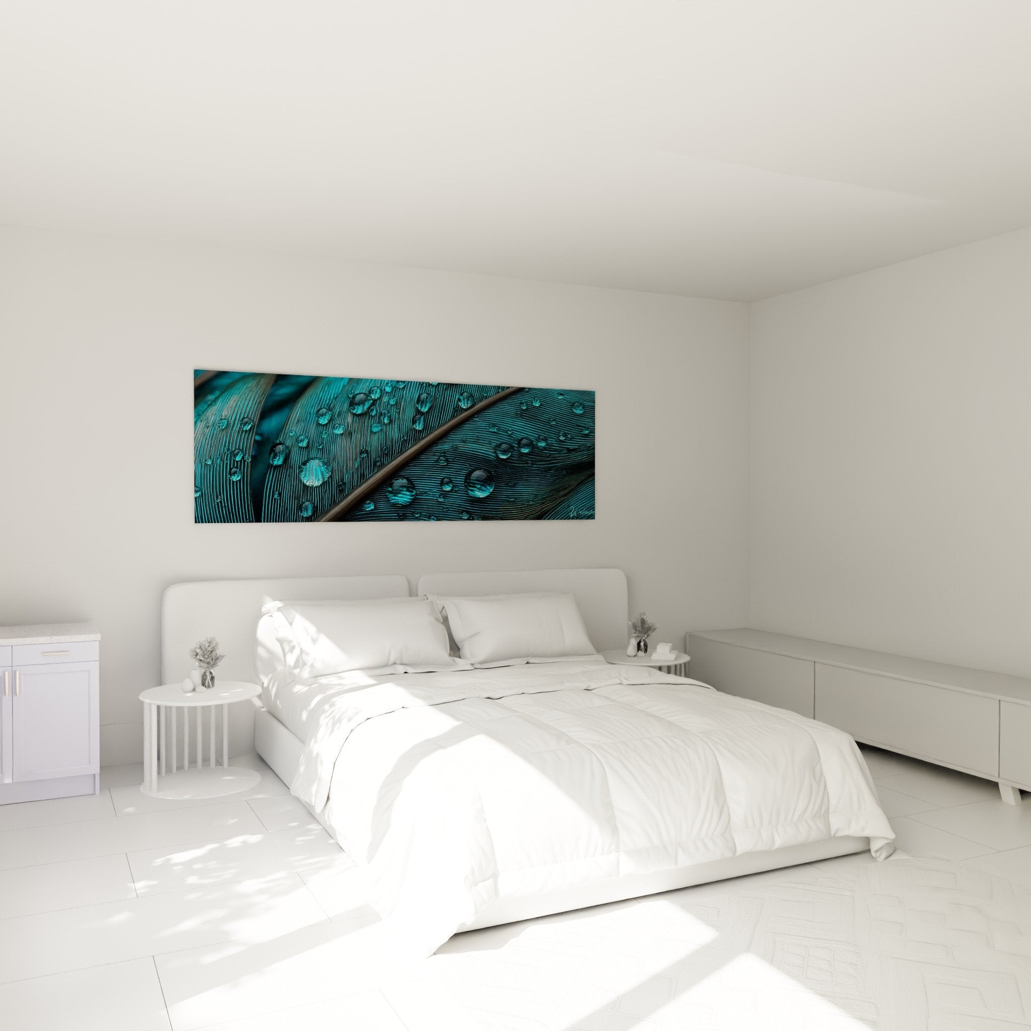 Tableau plume paon turquoise avec gouttes d'eau décorant une chambre moderne aux tons neutres