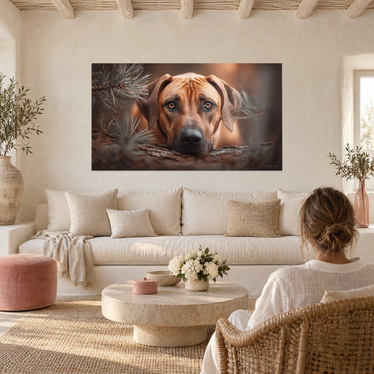 Gemälde Rhodesian Ridgeback mit bernsteinfarbenen Augen, schwarze Schnauze auf einem braunen Ast, über einem Sofa in einem hellen Wohnzimmer