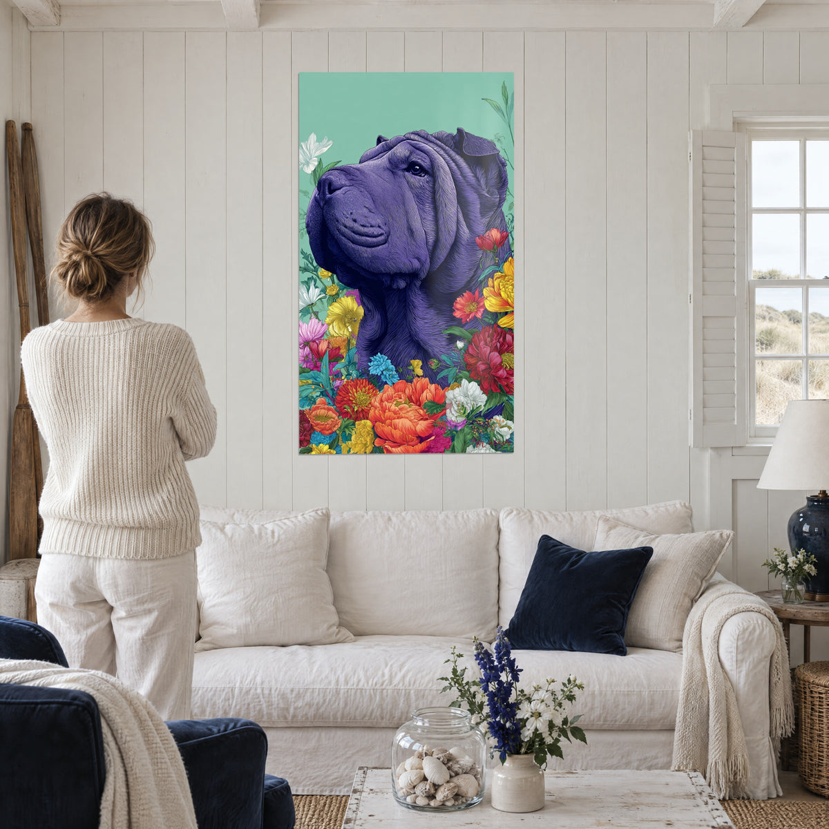 Quadro di uno shar pei viola circondato da peonie arancioni e rosse, sfondo turchese, sopra un divano in un soggiorno luminoso