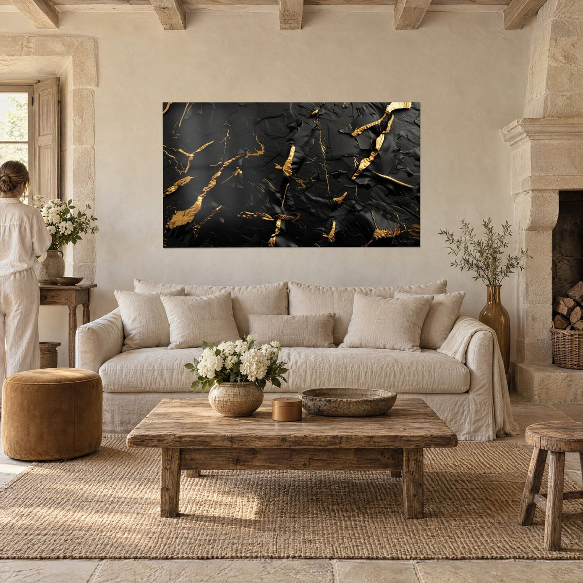 Gemälde mit goldenen Rissen auf mattem Schwarz, unregelmäßige Goldsplitter, über einem Sofa in einem hellen Wohnzimmer