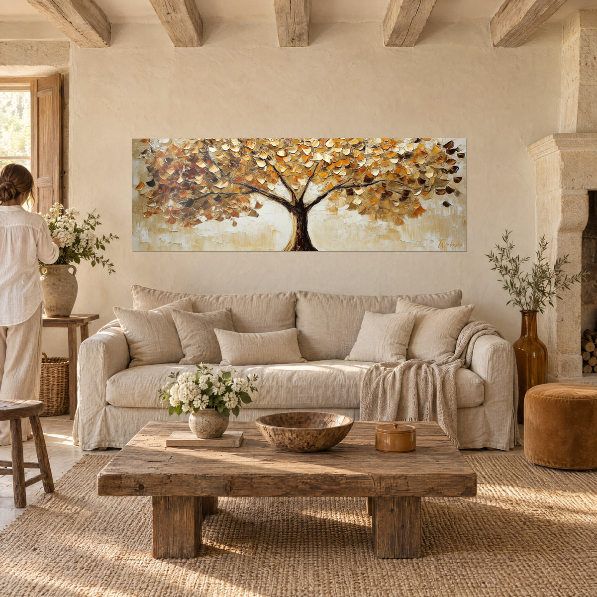 Cuadro árbol dorado con hojas ocre y marfil, pinceladas gruesas con espátula, sobre un sofá en un salón luminoso