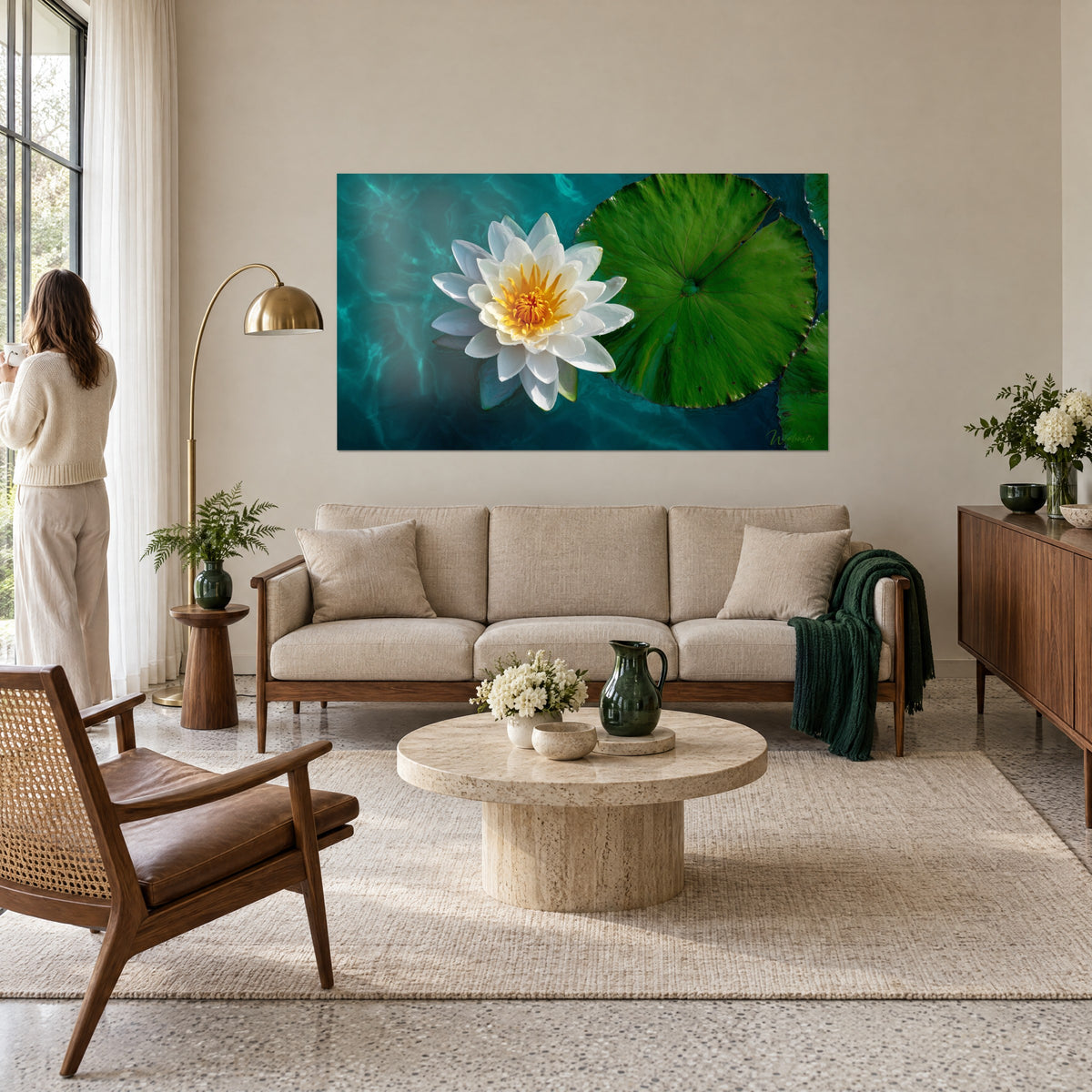 Schilderij witte waterlelie met gouden meeldraden op turquoise water, grote groene blad, vrouw van achteren boven een bank in een lichte woonkamer