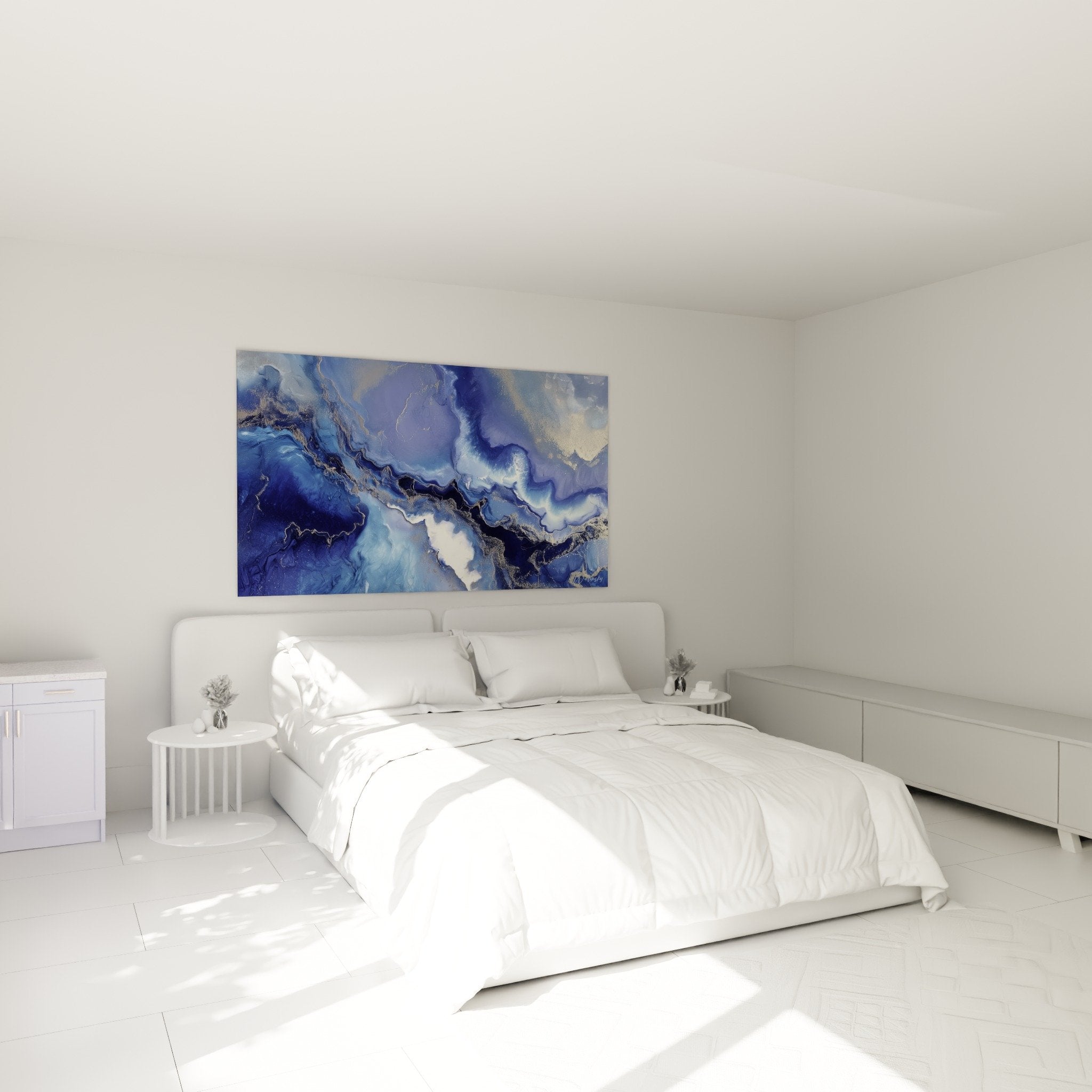 Moderne Schlafzimmerdekoration mit abstraktem Marmortableau in Blau und Gold über dem Bett