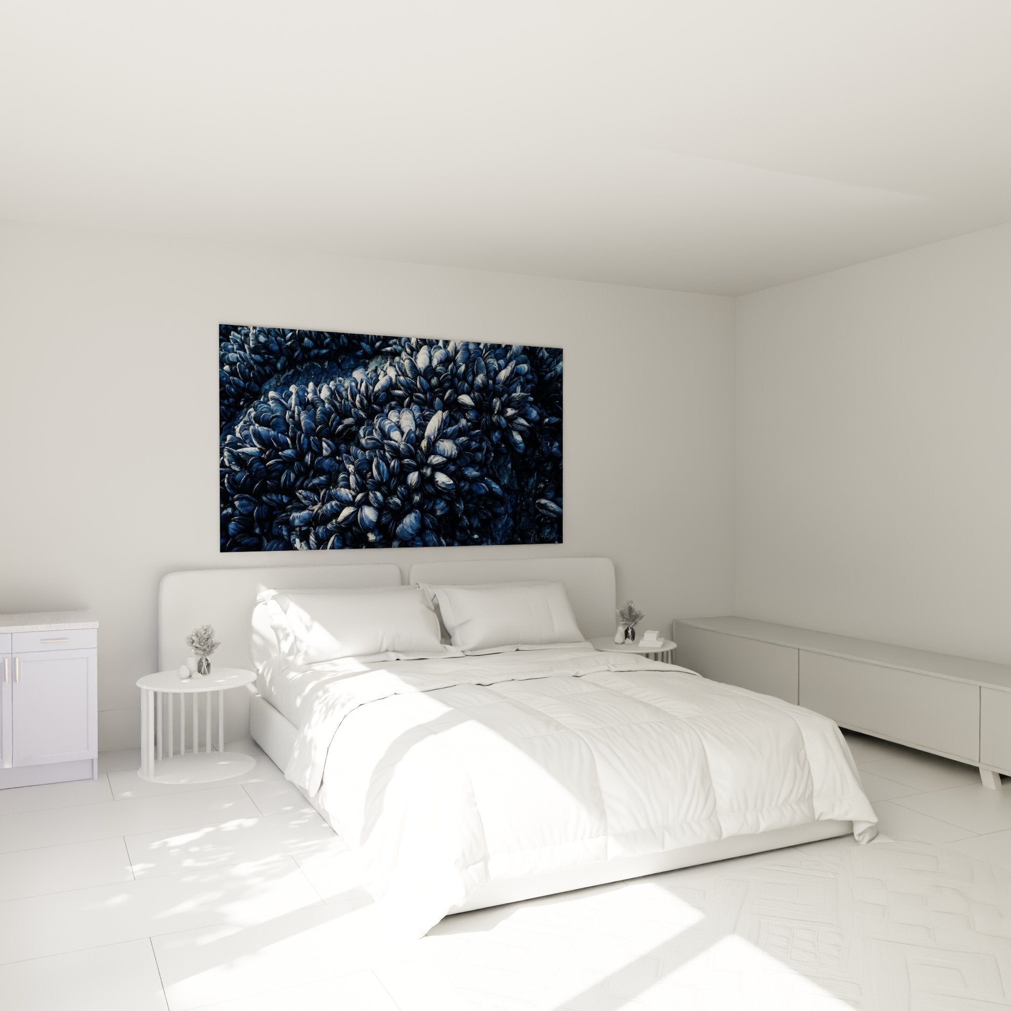 Wandbild blaue Muscheln im modernen Schlafzimmer mit Küstendekoration und beruhigender Ozeanatmosphäre