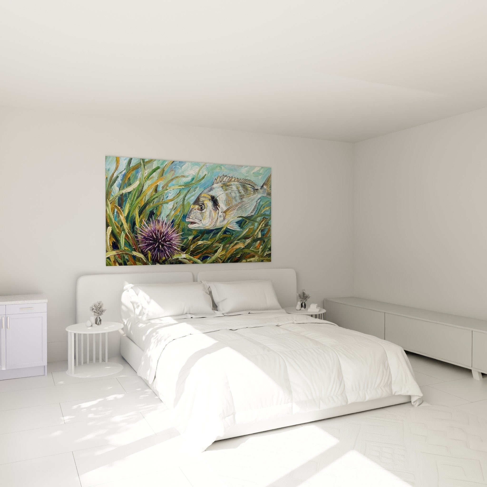 Schlafzimmerdekoration mit Fisch- und violettem Seeigelgemälde, beruhigende Meeresatmosphäre an heller Wand