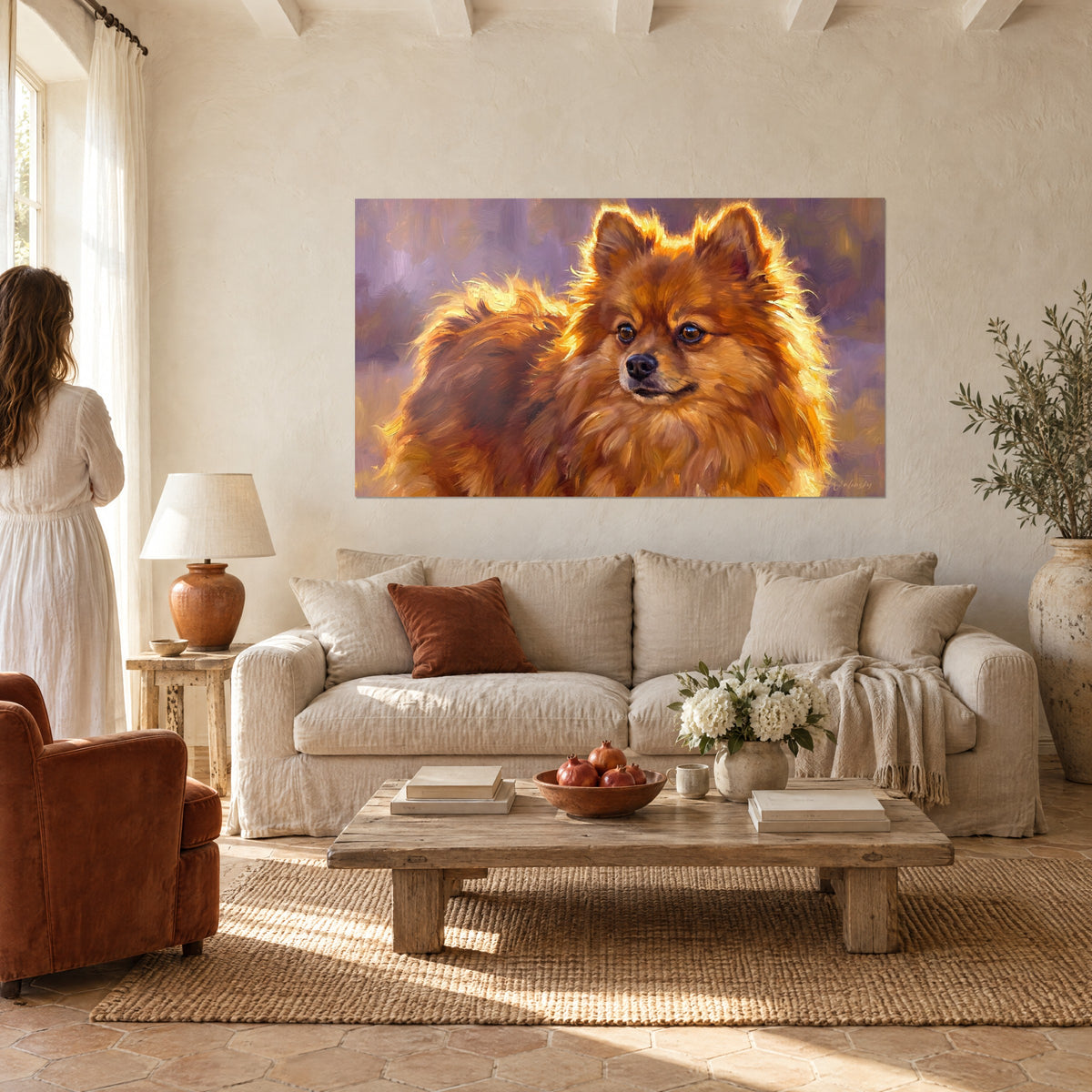 Cuadro spitz pomerania de pelaje rojo cobrizo, contraluz dorado y fondo violeta, una mujer de espaldas sobre un sofá en un salón luminoso