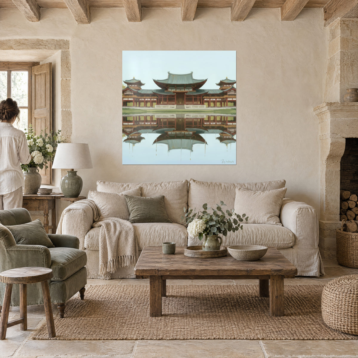 Cuadro de una pagoda japonesa con pilares rojos y tejados verdigris, reflejo en el agua, pareja de espaldas, sobre un sofá en un salón luminoso