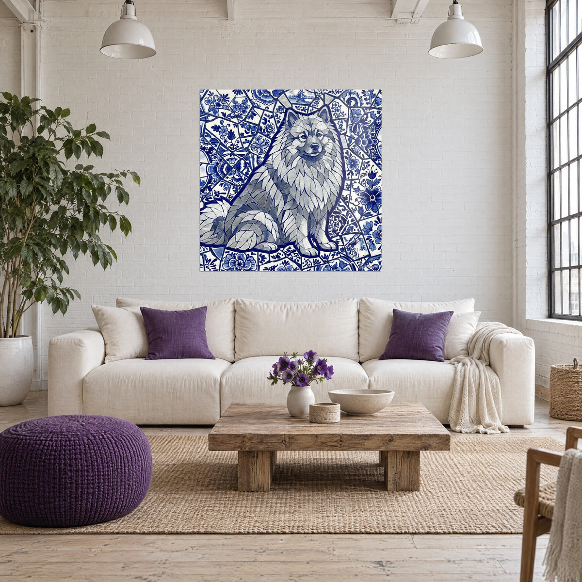 Tableau chien spitz en mosaïque bleu cobalt et blanc, pelage argenté sur carreaux floraux, au-dessus d'un canapé dans un salon lumineux