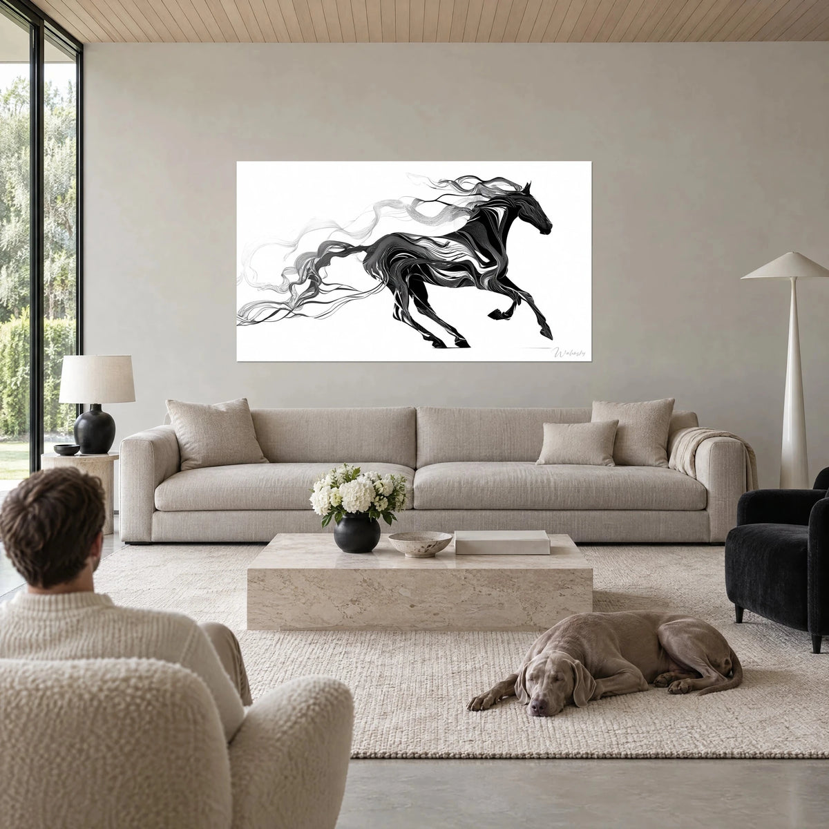 Tableau étalon noir au galop, crinière en rubans de fumée grise sur fond blanc, au-dessus d'un canapé dans un salon lumineux