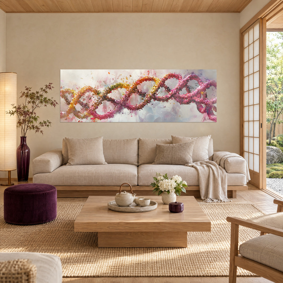Cuadro doble hélice en acuarela rosa fucsia y amarillo ocre, salpicaduras de pigmento, encima de un sofá en un salón luminoso