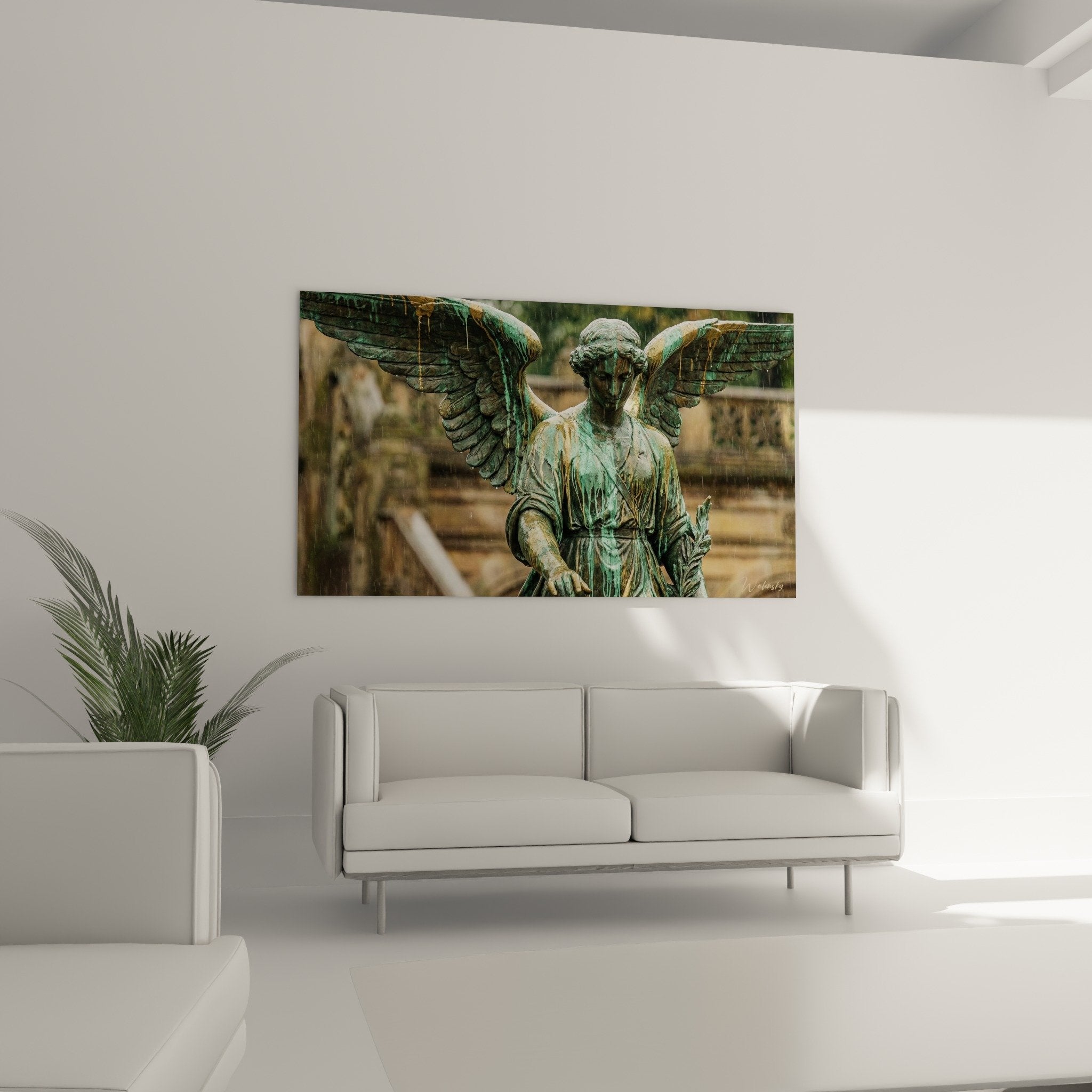 Detail sculpture ange bronze patine vert-de-gris gouttes pluie ailes majestueuses art sacre