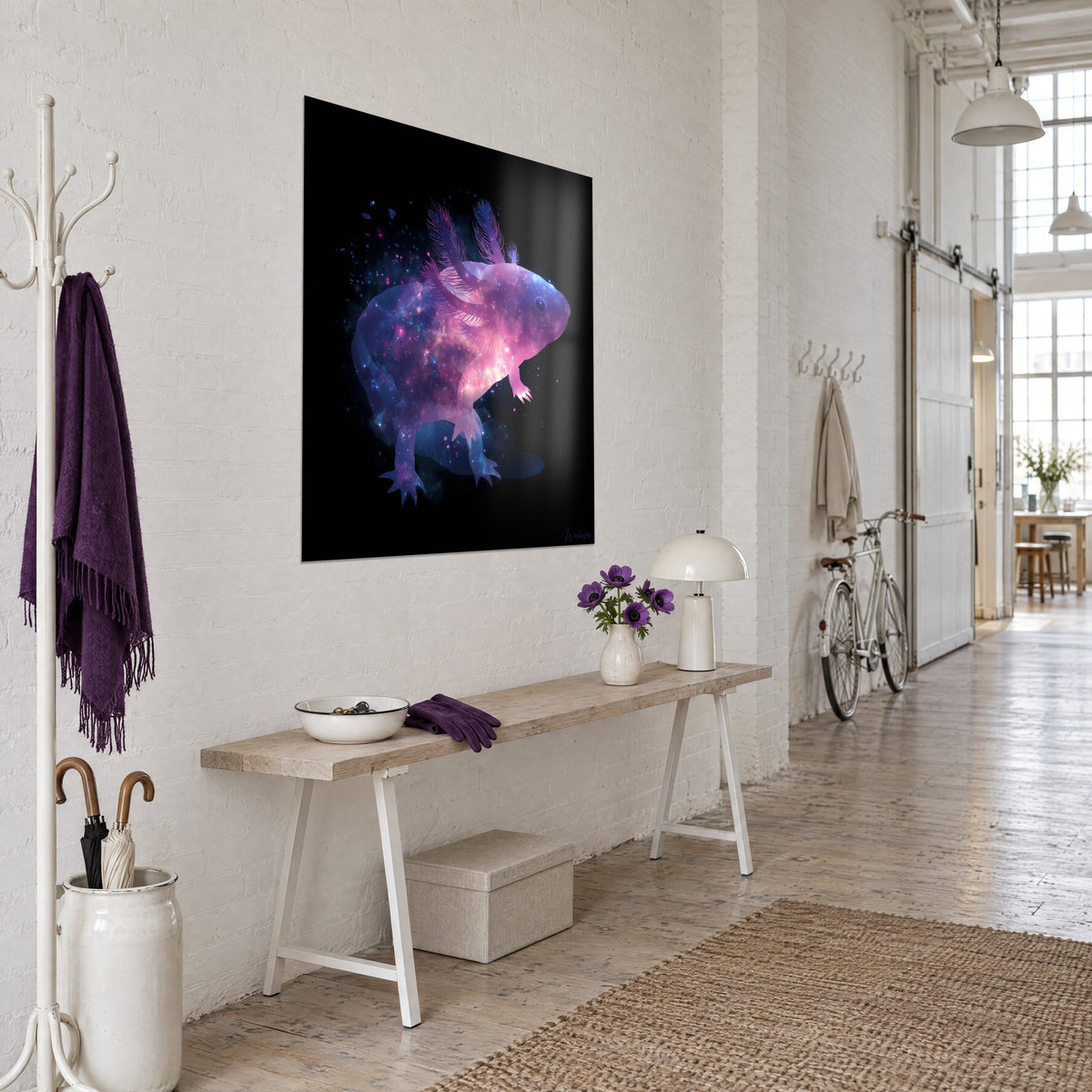 Schilderij doorschijnende sterrensalamander, roze en indigo nevel op diep zwart, driekwart zicht boven een houten console