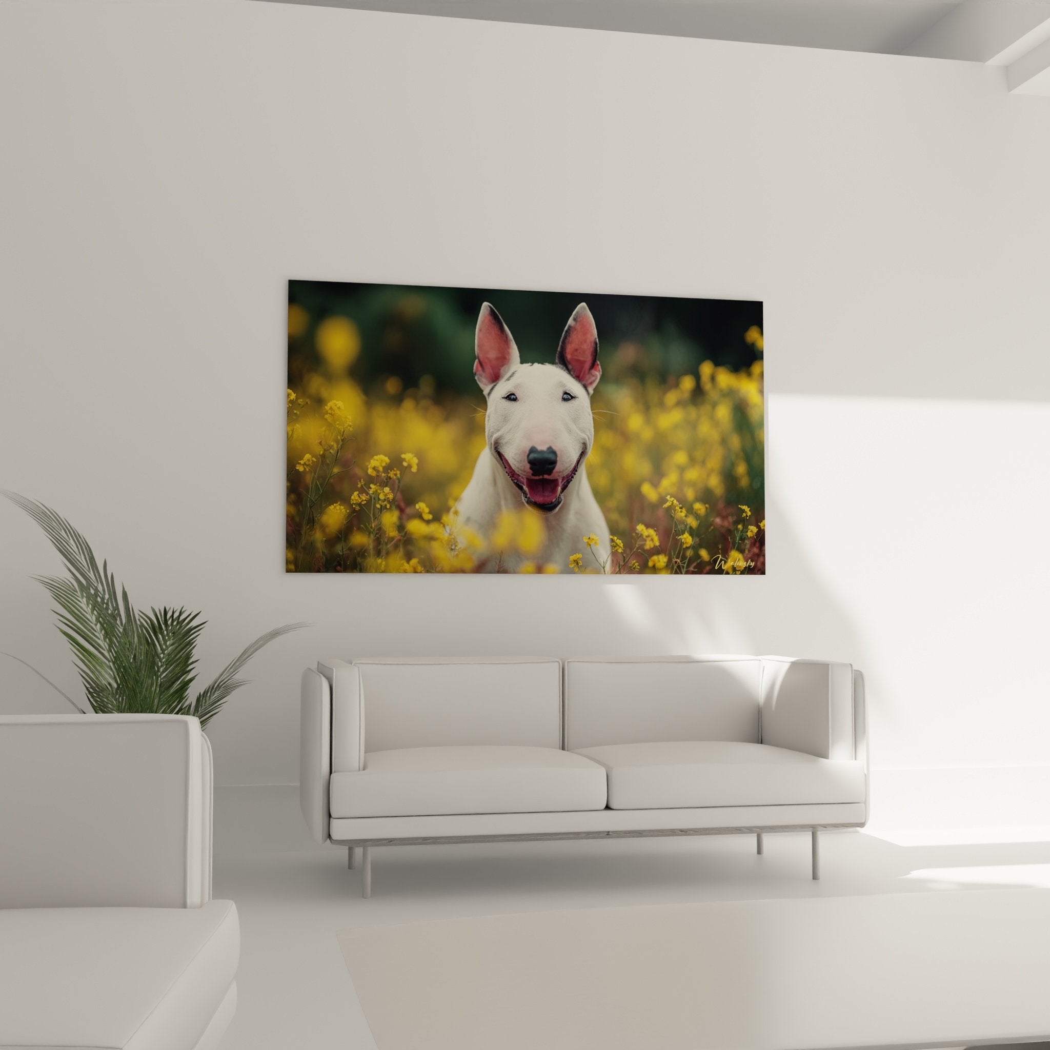 Detailporträt weiße Bull Terrier mit ausdrucksstarken Augen umgeben von goldenen Frühjahrsblüten
