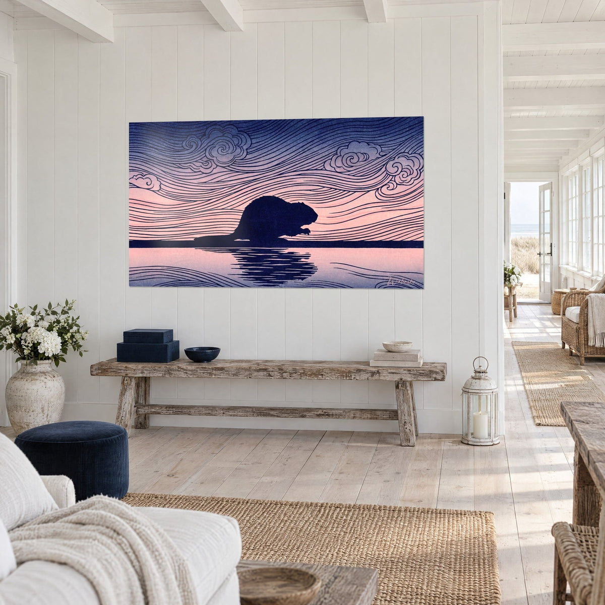 Schilderij knaagdier in indigo schaduw op lichtroze water, lucht met golvende lijnen in nachtblauw, boven een rustieke bank van licht hout