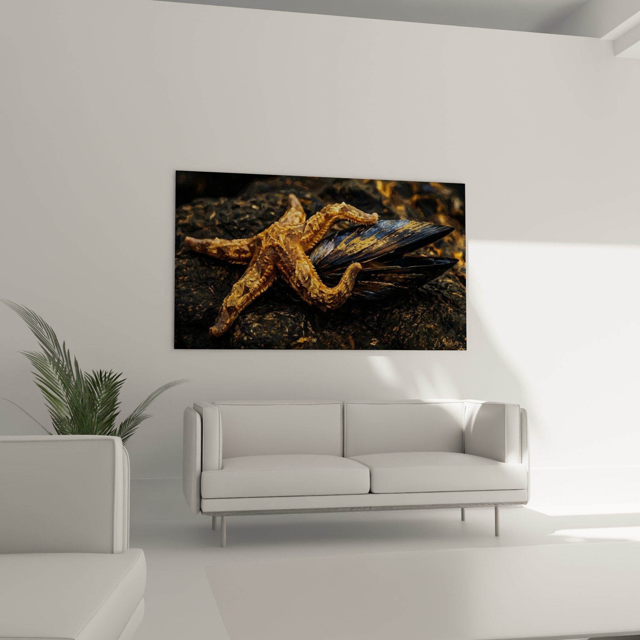 Muschelschale mit kupferfarbenen Reflexen - Nahaufnahme der perlmuttweiß glänzenden blauen und goldenen Textur