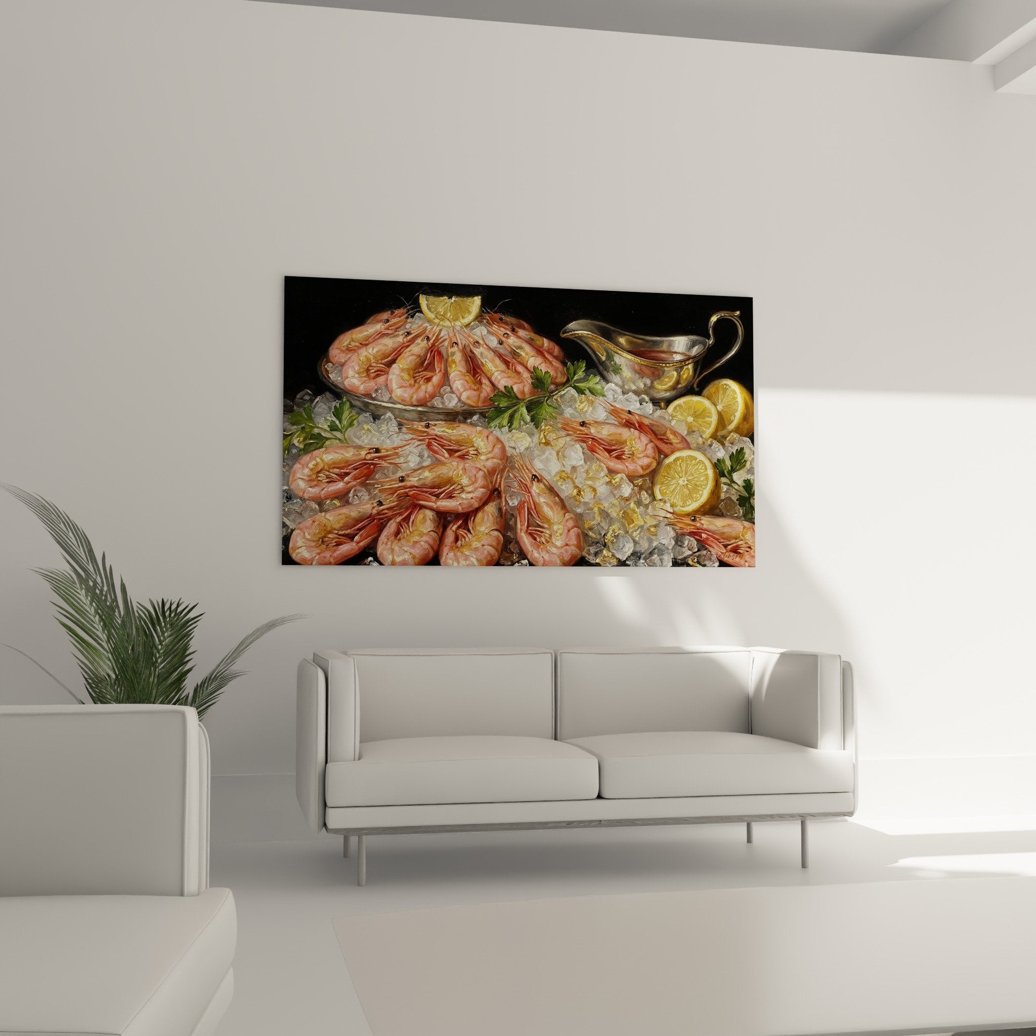 Nahaufnahme von korallenfarbenen Garnelen auf kristallklarem Eis mit leuchtend gelben Zitronenscheiben