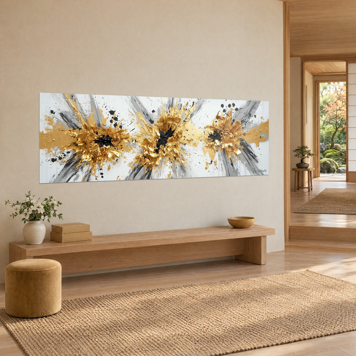 Gemälde im Dreierset aus goldener Farbe mit zerknitterten Reliefs, grauen Schlieren und schwarzen Herzen, an der Wand eines Japandi-Zimmers