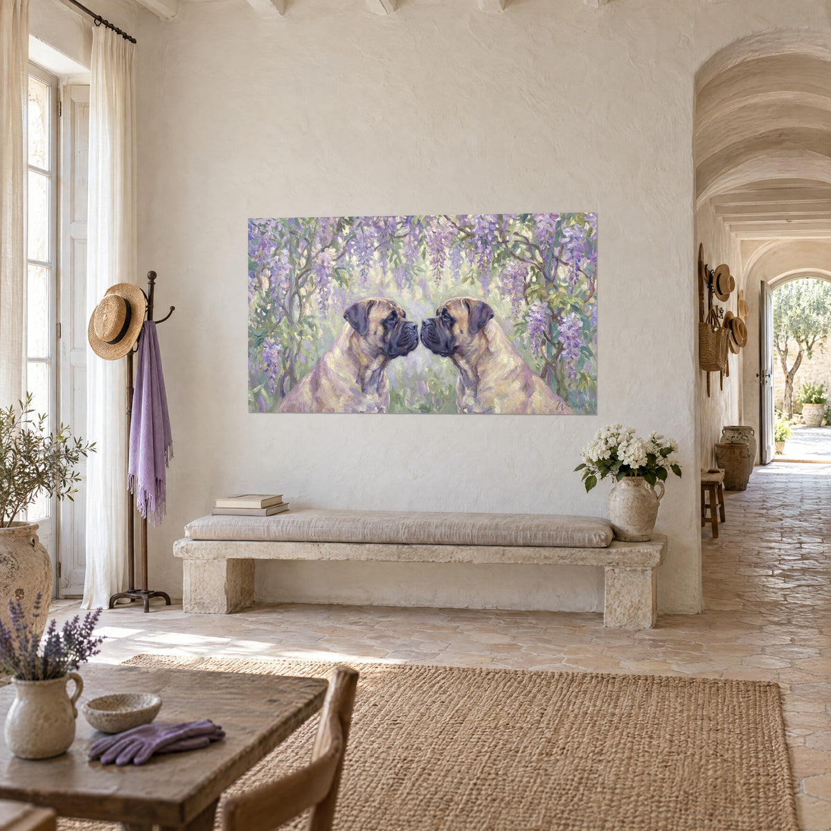 Cuadro de un dúo de molosos leonados cara a cara, racimos lilas y follaje verde suave, pared crema de una masía provenzal