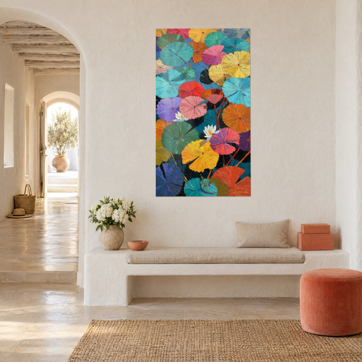 Schilderij waterlelies in dikke pasta, roze, oranje en paarse schijven rond witte bloemen, gekalkte muur en bank van witte steen