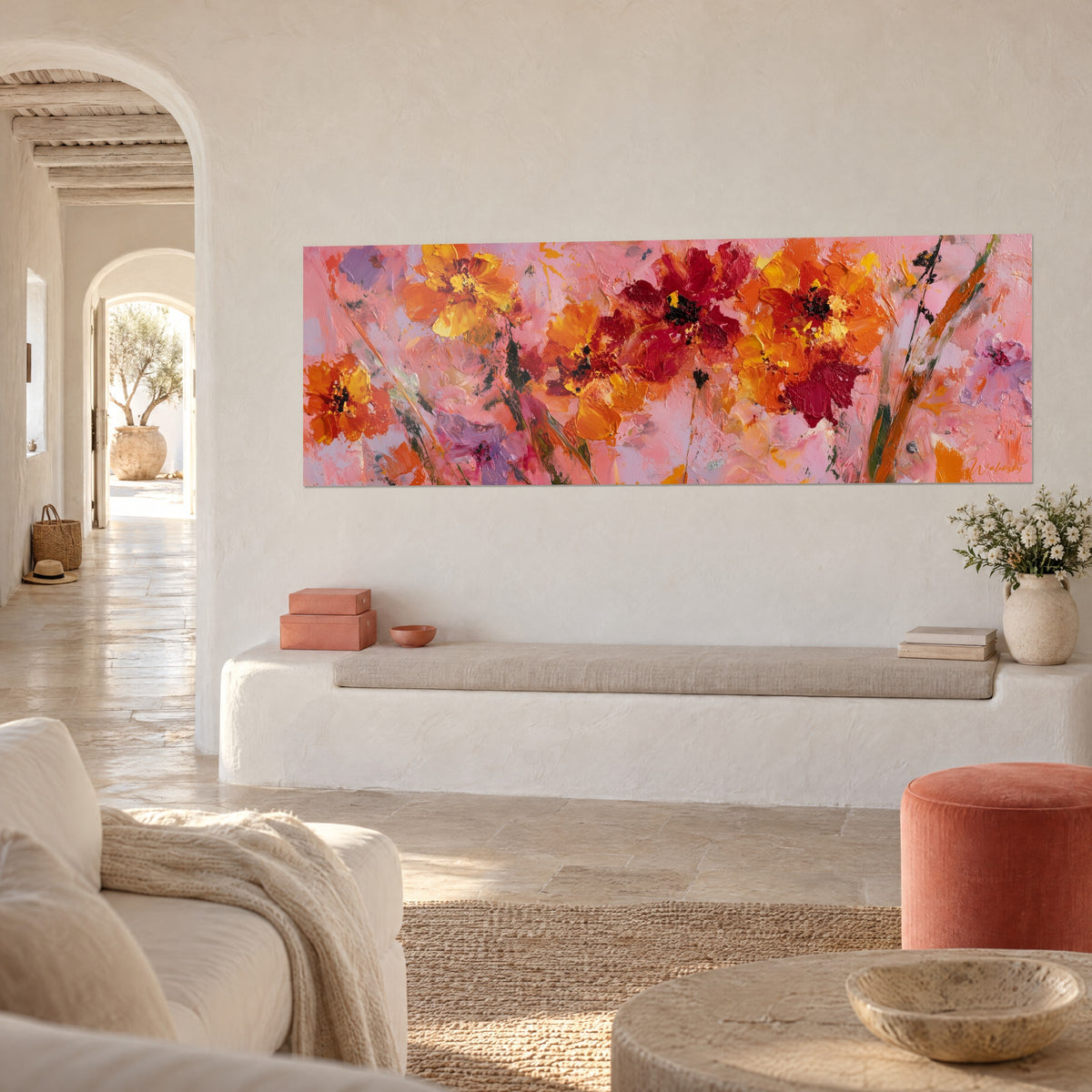 Gemälde Blütenkelche in Safrangelb und tiefem Rot in dicker Pastenmalerei auf zartem Rosa, Dreiviertelansicht, weiße Wand eines mediterranen Hauses