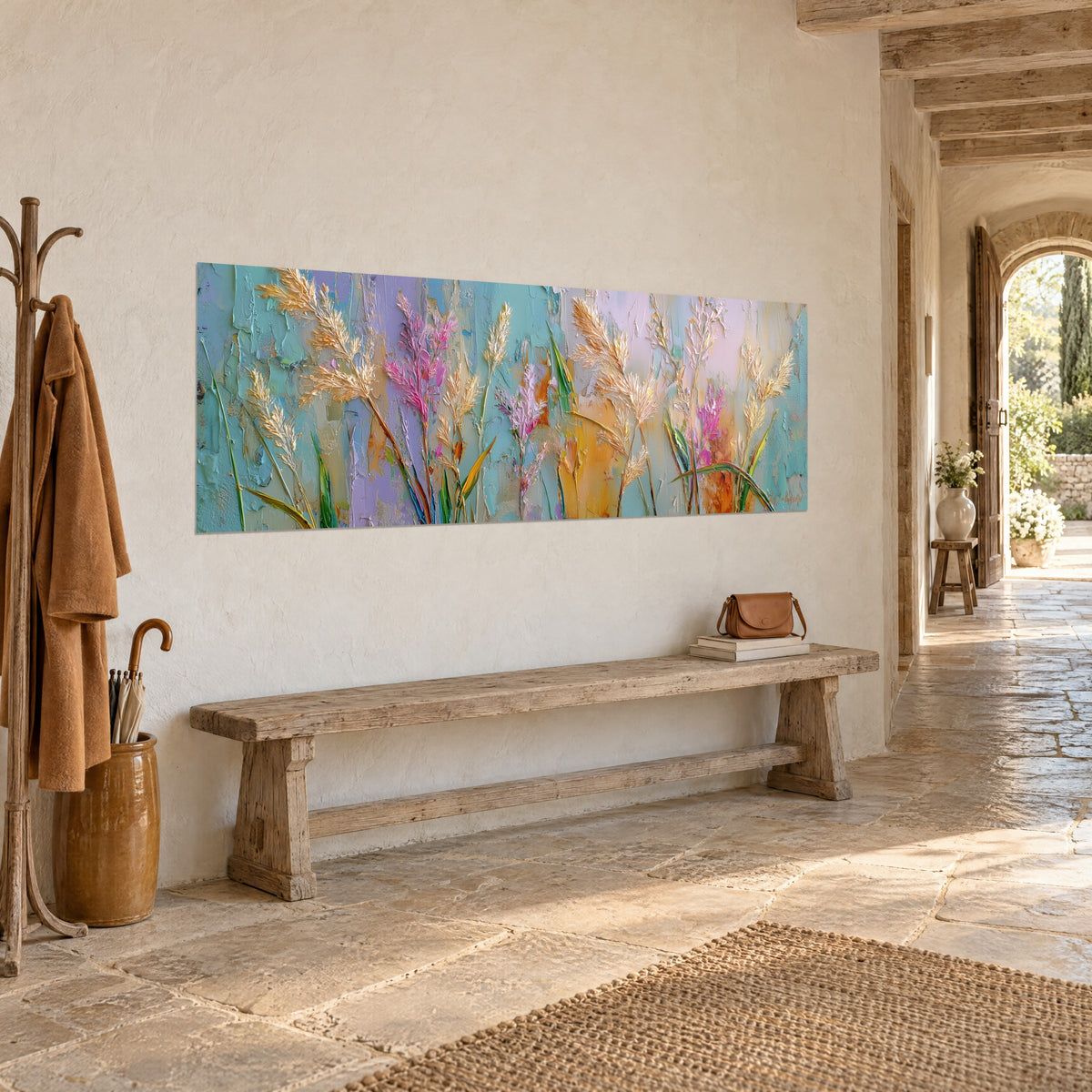 Quadro prato di graminacee in pasta spessa, piume viola e fondo turchese, su una parete beige accanto a una panca rustica