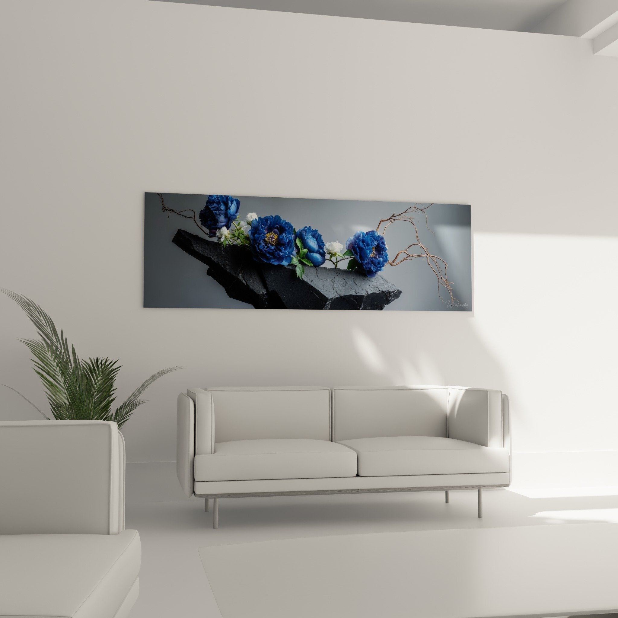 Detail composition ikebana pivoines bleues coeur dore sur ardoise noire texture minerale