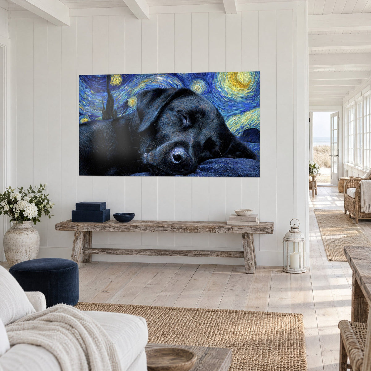 Cuadro de un perro negro apacible con pinceladas arremolinadas en azul ultramar y amarillo, pared blanca de una casa frente al mar