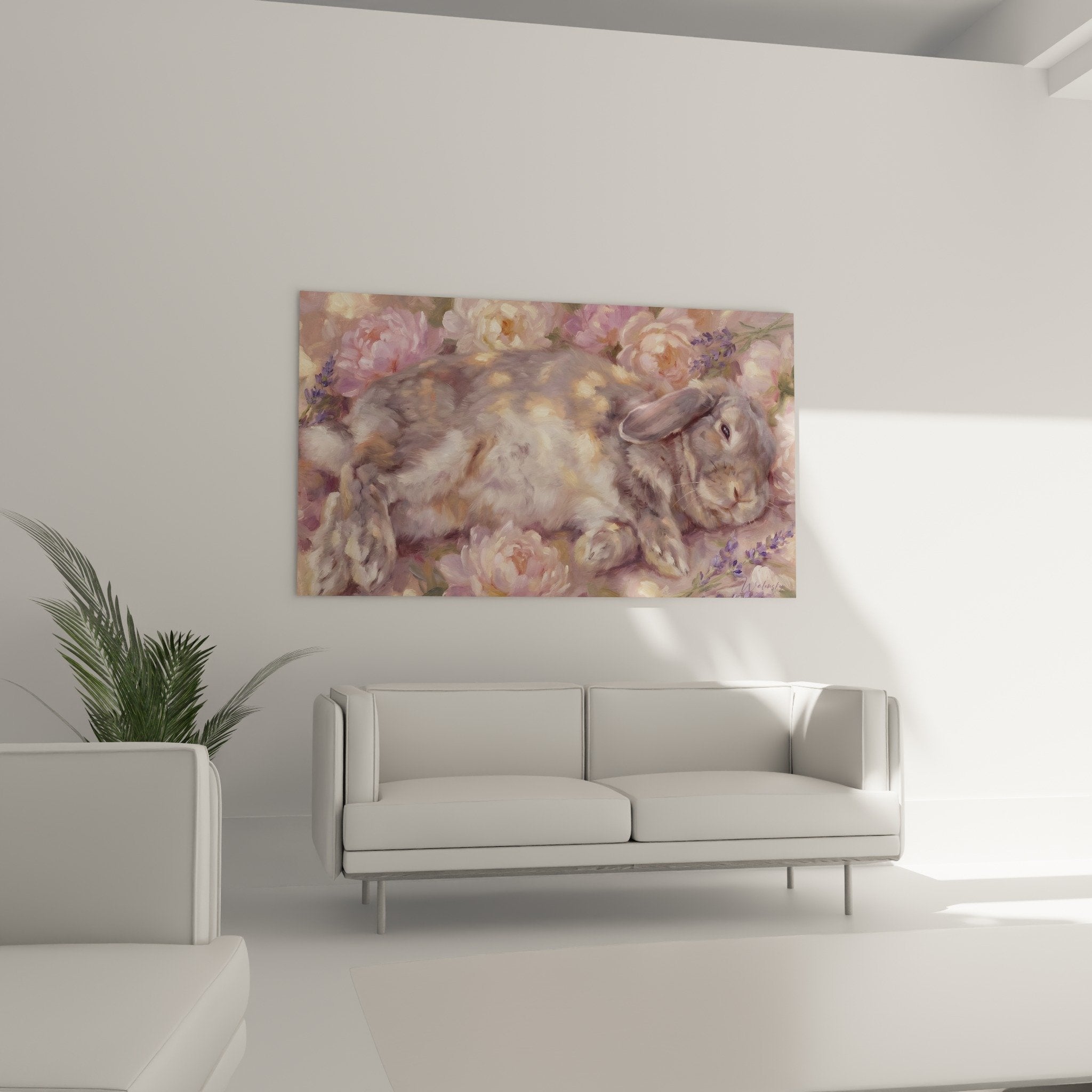 Détail rapproché du lapin gris aux reflets dorés niché parmi les fleurs roses et violettes du tableau