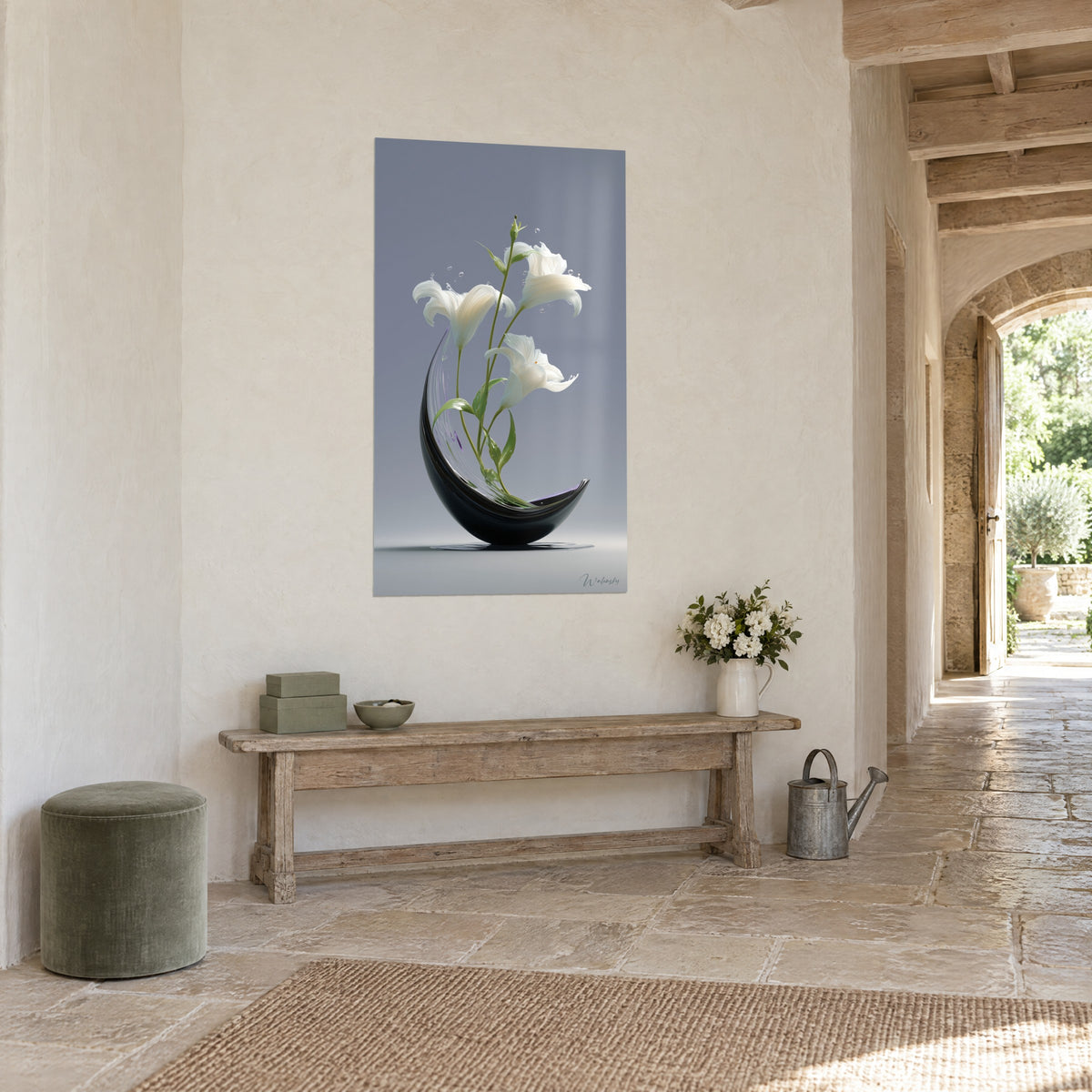Πίνακας ikebana με τρία ελεφαντοστεϊνά άνθη σε πράσινα στελέχη μέσα σε μαύρο λακαρισμένο μπολ, γκριζομπλε, καμαροσκέπαστος πέτρινος διάδρομος