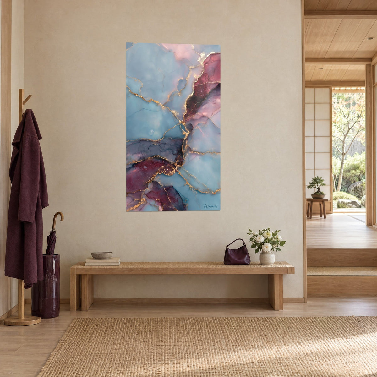 Quadro velature d'inchiostro azzurro pallido e prugna, filetti dorati irregolari, vista di tre quarti in un ingresso japandi chiaro