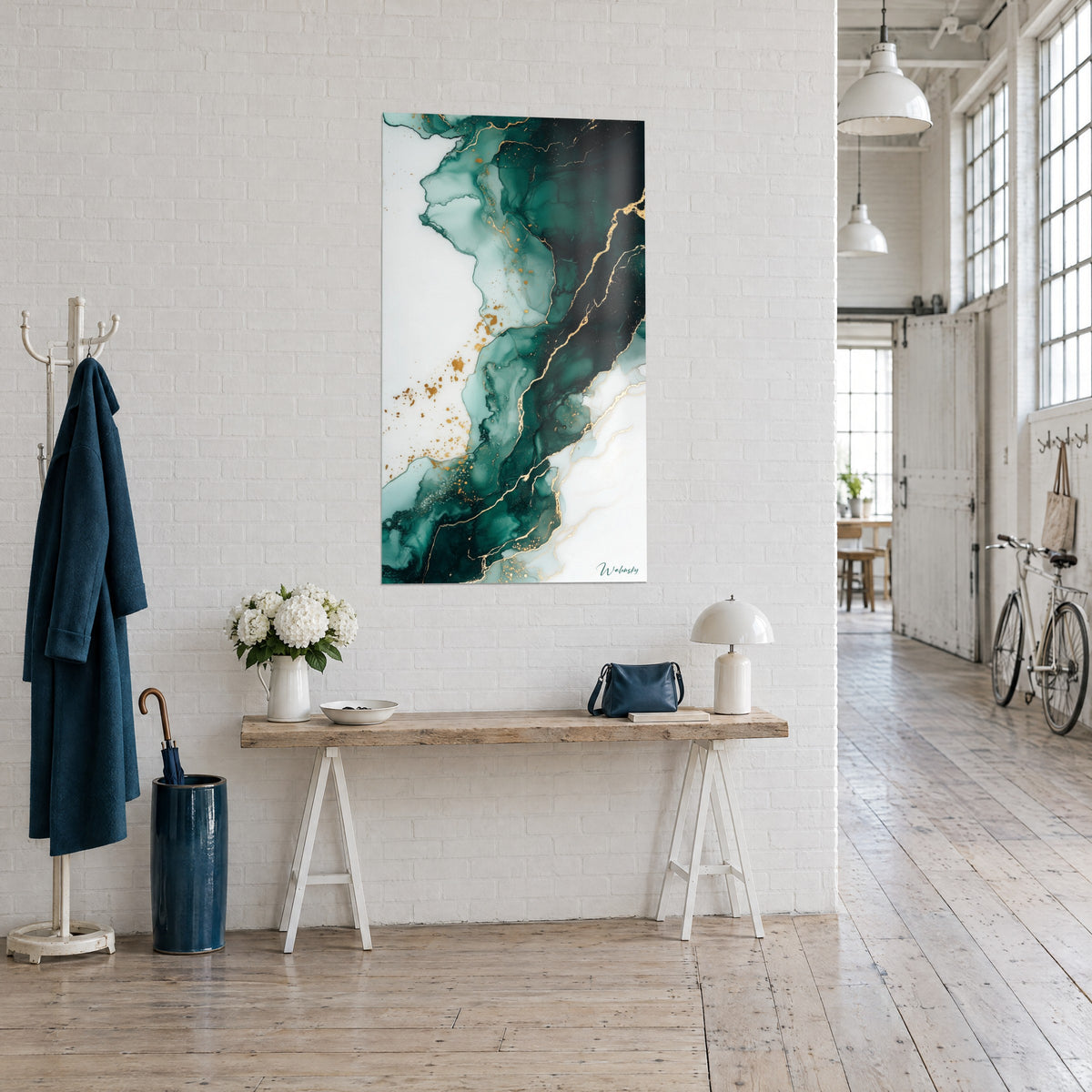 Schilderij alcoholinkt in turquoise en diep zwart, gouden lijnen op witte achtergrond, houten console, driekwart zicht op een kunstenaarsloft