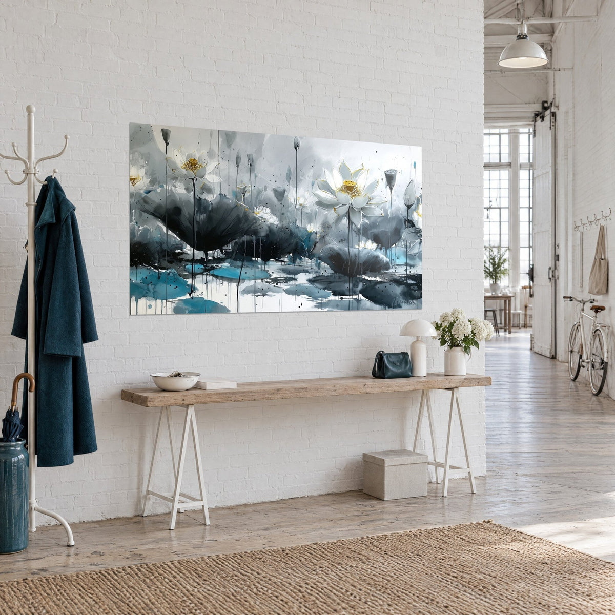 Quadro fiori di loto avorio su ampie foglie antracite, colature nere e tocchi blu, console in legno, loft d'artista