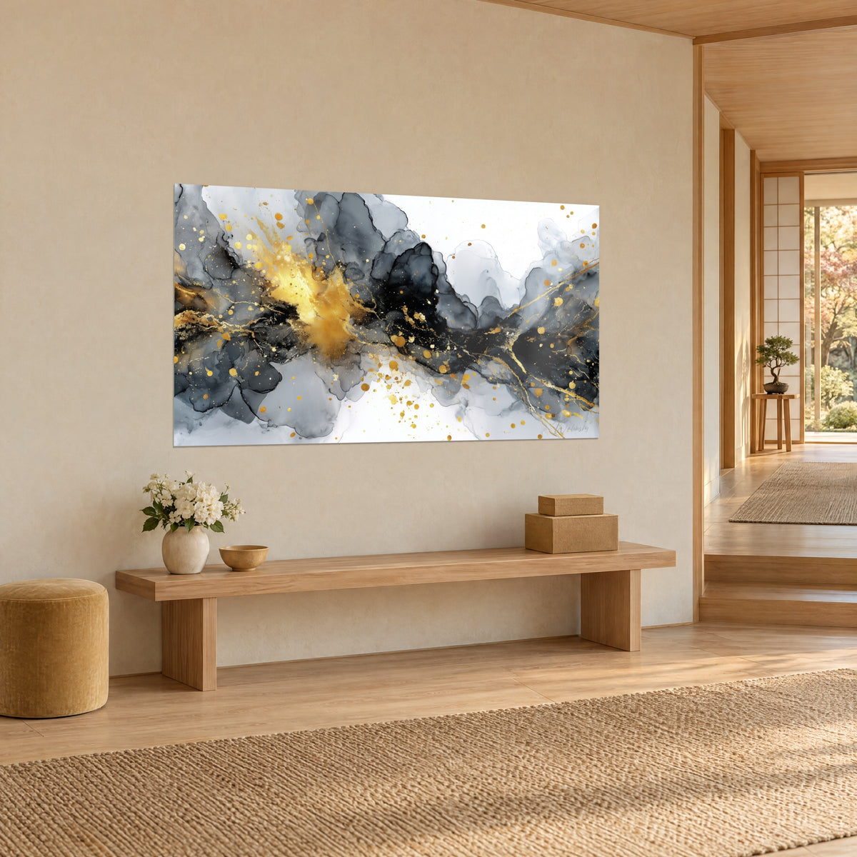 Cuadro fusión celeste, volutas de tinta antracita sobre fondo blanco y un haz dorado, vista de tres cuartos sobre una pared crema