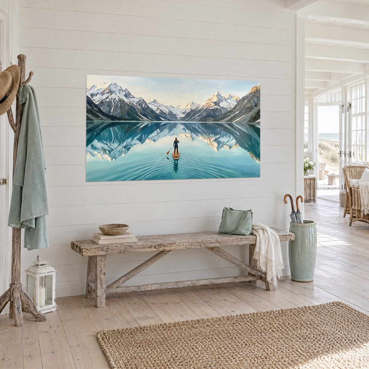 Tableau cimes glaciaires et reflets turquoise, silhouette bleue sur planche en bois clair, banc rustique, maison de bord de mer