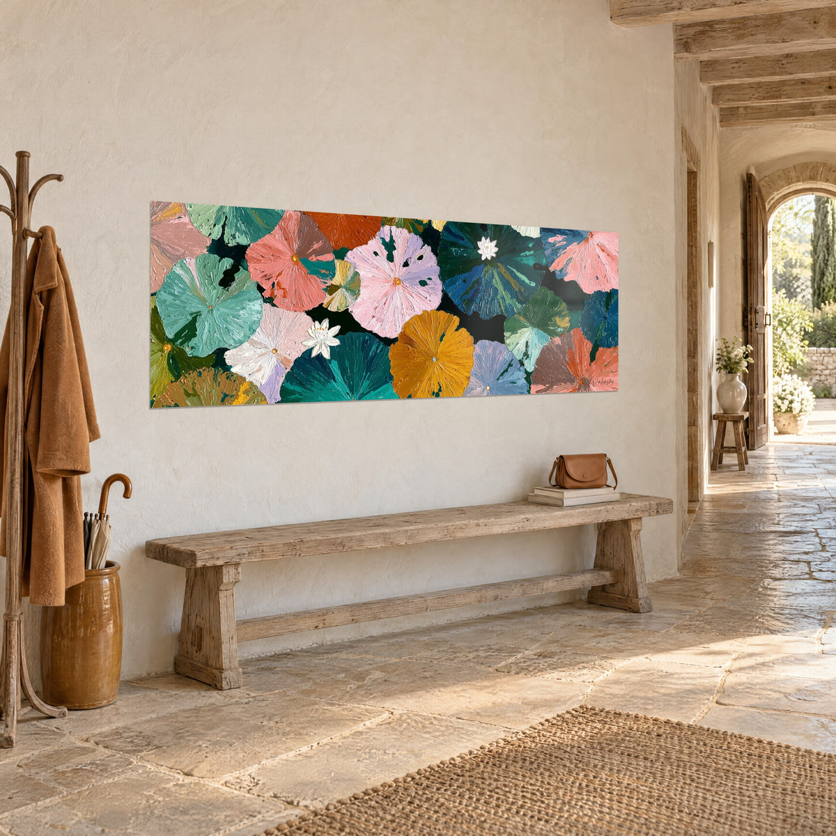 Quadro giardino acquatico con foglie larghe rosa, turchese e senape, fiori bianchi, su un muro di pietra accanto a una panca rustica