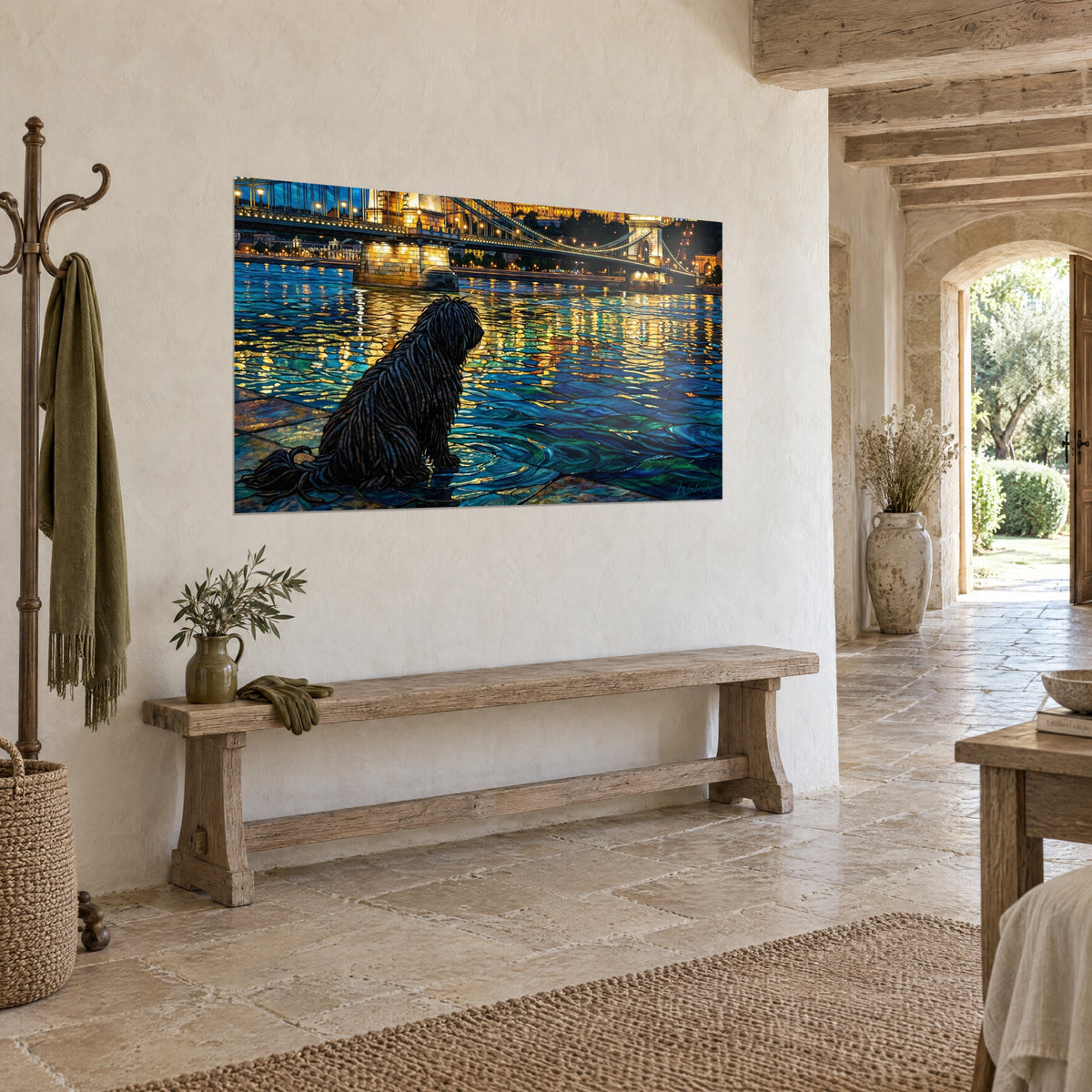 Cuadro de un perro de largos mechones negros contemplando el agua cobalto y ámbar, puente iluminado, vista de tres cuartos, casa de piedra