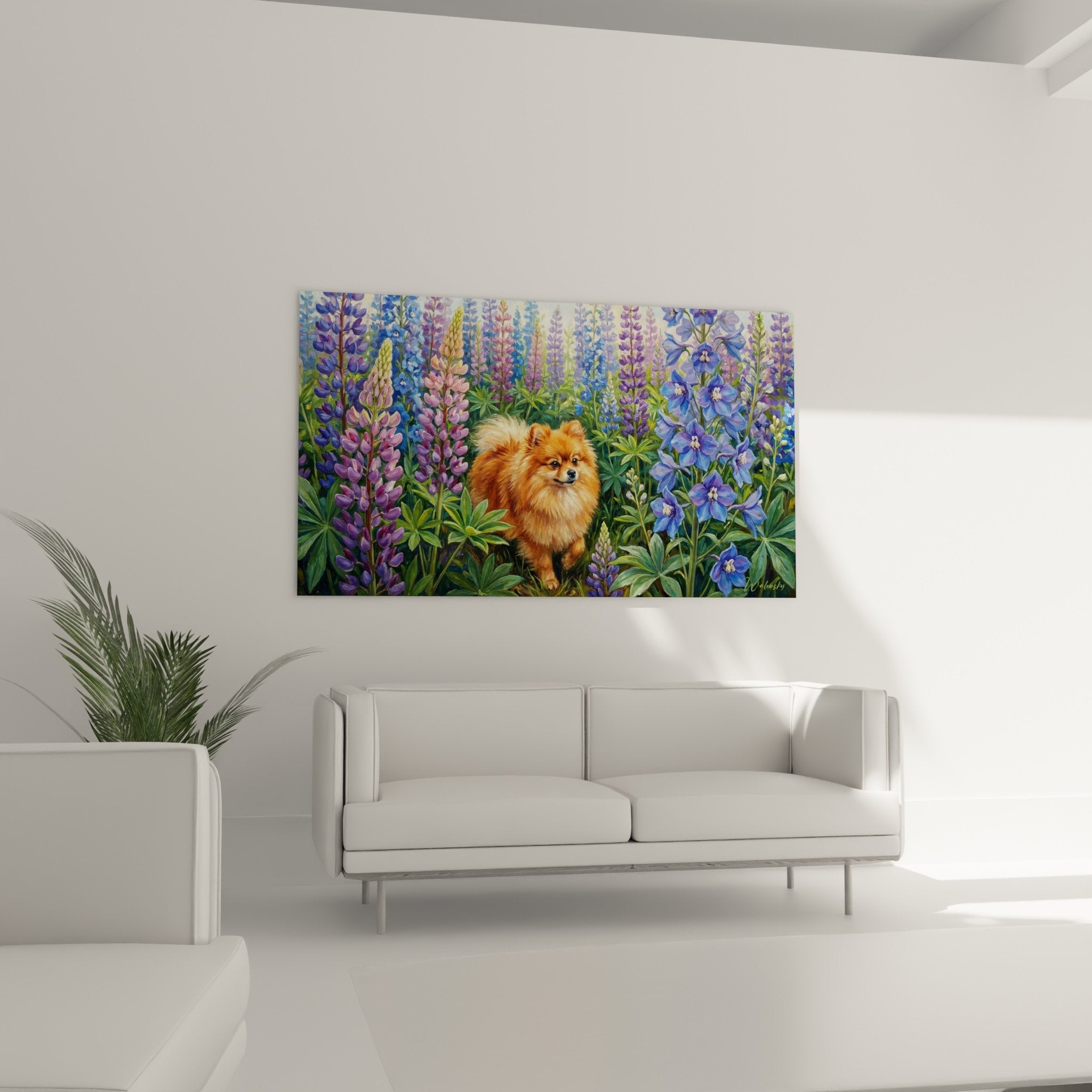 Détail rapproché du pelage orangé du Spitz Poméranien parmi les fleurs violettes