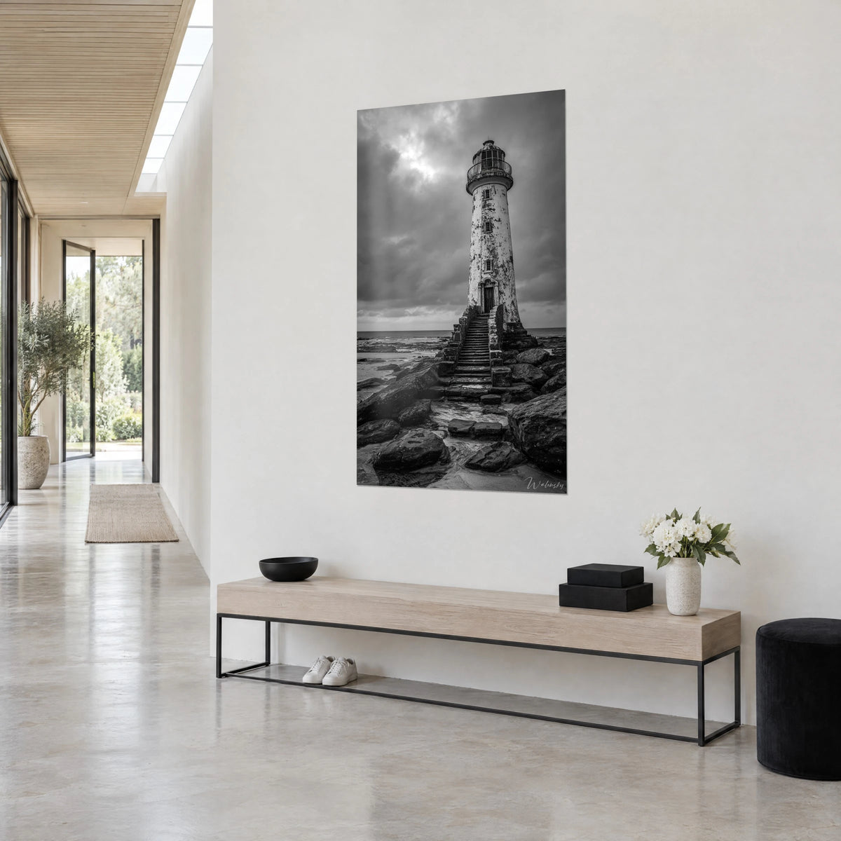 Schilderij verweerde witte toren onder donkere wolken, stenen trap naar de deur, zwarte rotsen, lichte gang, driekwartzicht