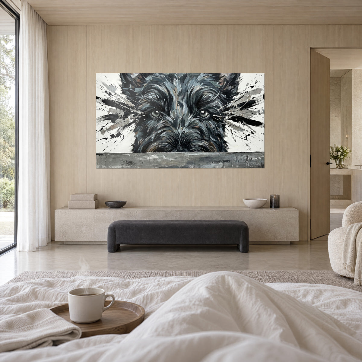 Cuadro de Scottish Terrier de pelo gris antracita con matices marrones, ojos intensos, colgado sobre una cama en un dormitorio luminoso