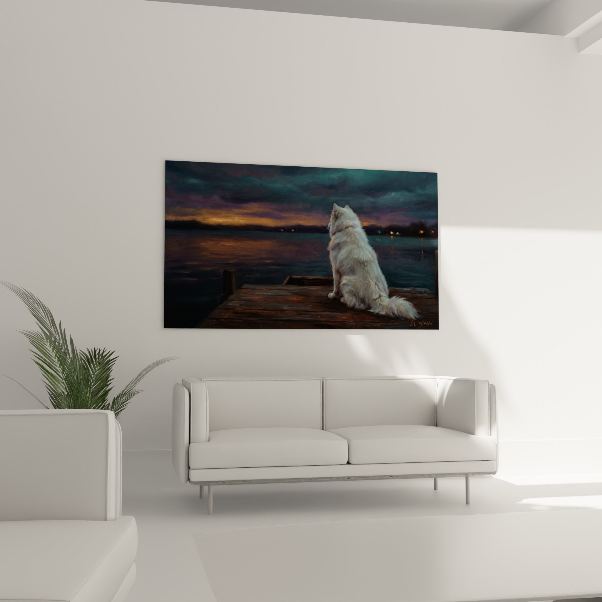 Détail chien Samoyède blanc pelage soyeux sur ponton bois, ciel orangé et bleu en arrière-plan