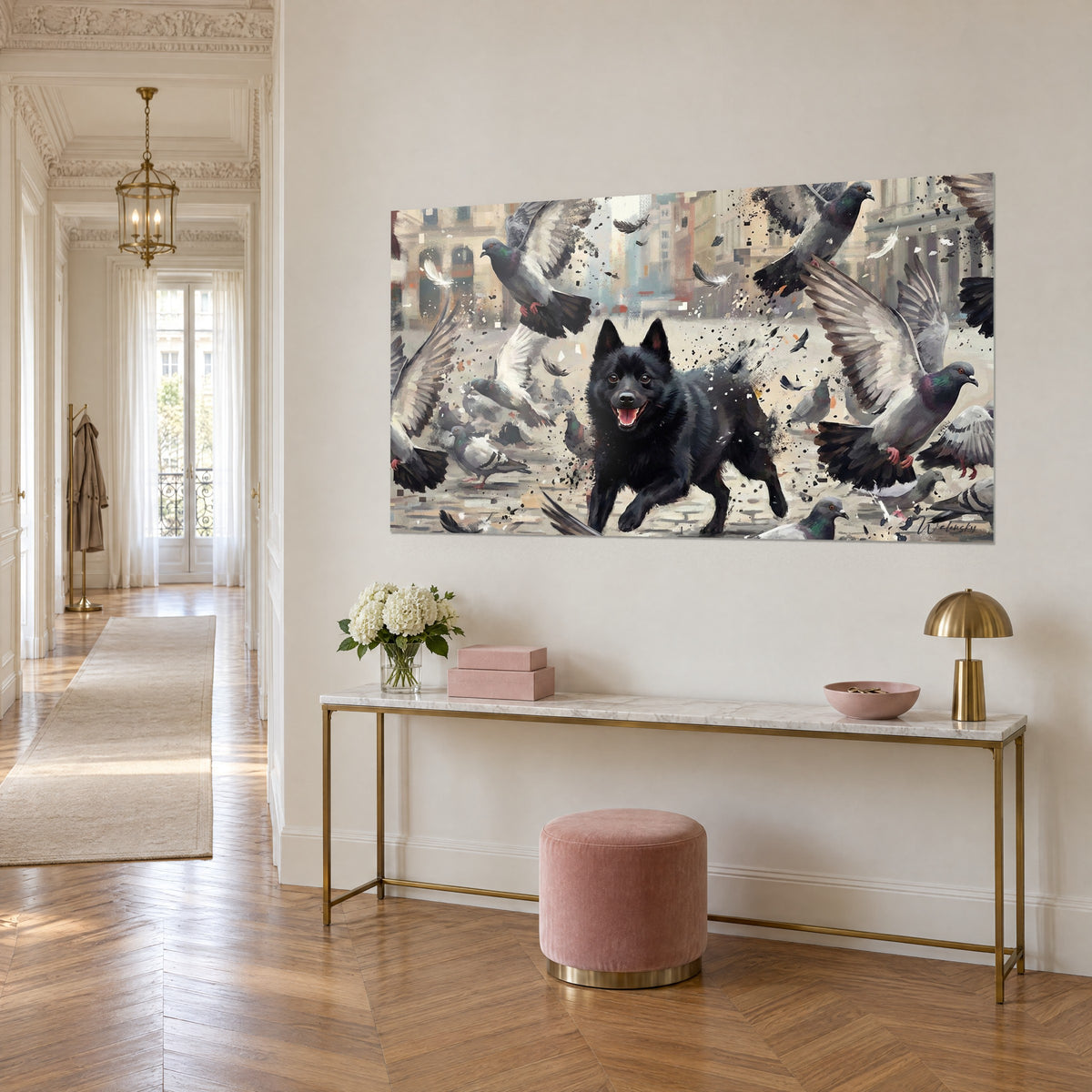 Cuadro de un Schipperke de lengua rosa saltando sobre adoquines beige claro, palomas grises en pleno vuelo, visto de tres cuartos en un pasillo estilo Haussmann