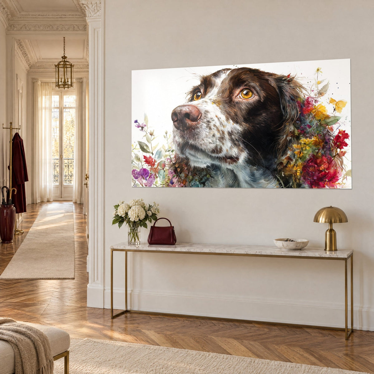 Schilderij van een springer spaniël met bruin-witte vacht, snuit naar de hemel gericht, karmijnrode en saffraangele bloemblaadjes, boven een vergulde console