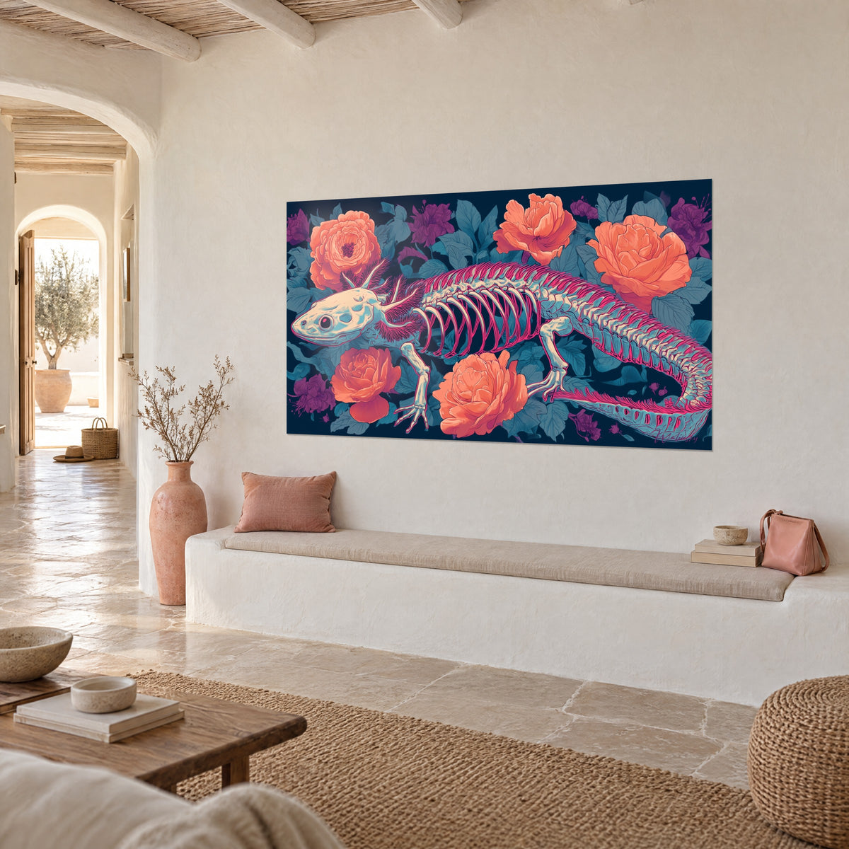 Quadro salamandra dalle costole rosate e branchie piumate, circondata da rose arancioni su sfondo blu mare, panca di una casa mediterranea