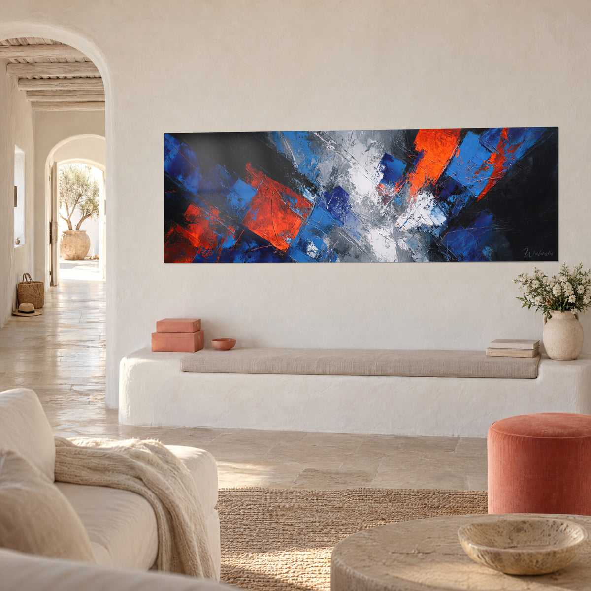 Cuadro con explosión de planos geométricos en azul ultramar y naranja, fondo negro y blanco tiza, vista de tres cuartos, casa mediterránea