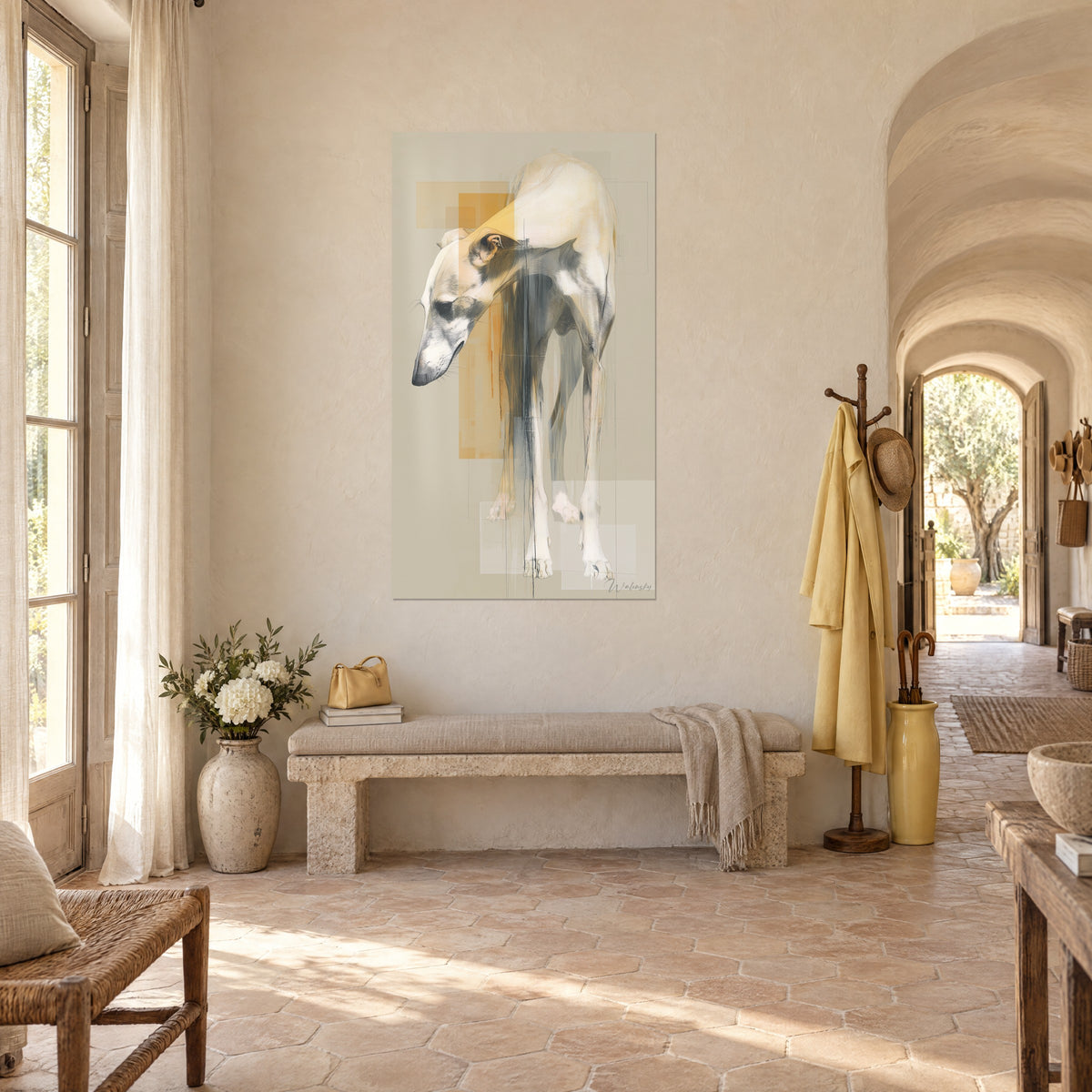 Quadro di un cane slanciato a testa bassa, manto avorio e grigio fumo, rettangoli dorati, corridoio a volta di un mas provenzale