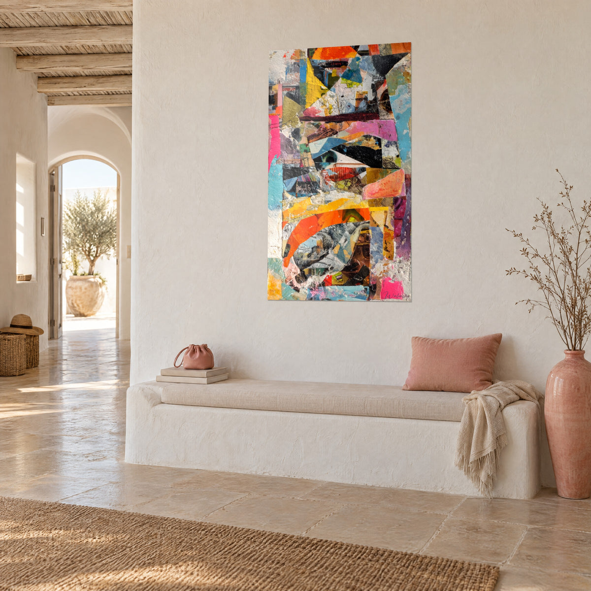Cuadro mosaico abstracto de fragmentos amarillo limón, negro y rosa, banda naranja en arco, pared de cal blanca, banco de piedra clara