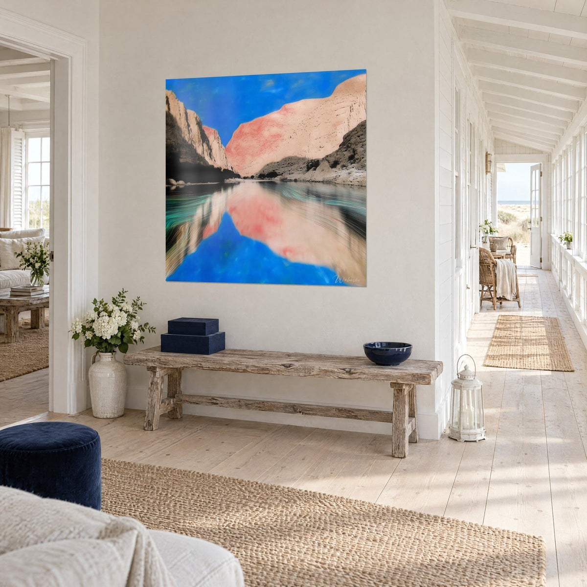 Schilderij rotsachtige kloof gebeeldhouwd in roze en beige tinten, turquoise watерspiegel, aan een witte muur aan het einde van een zonnige gang